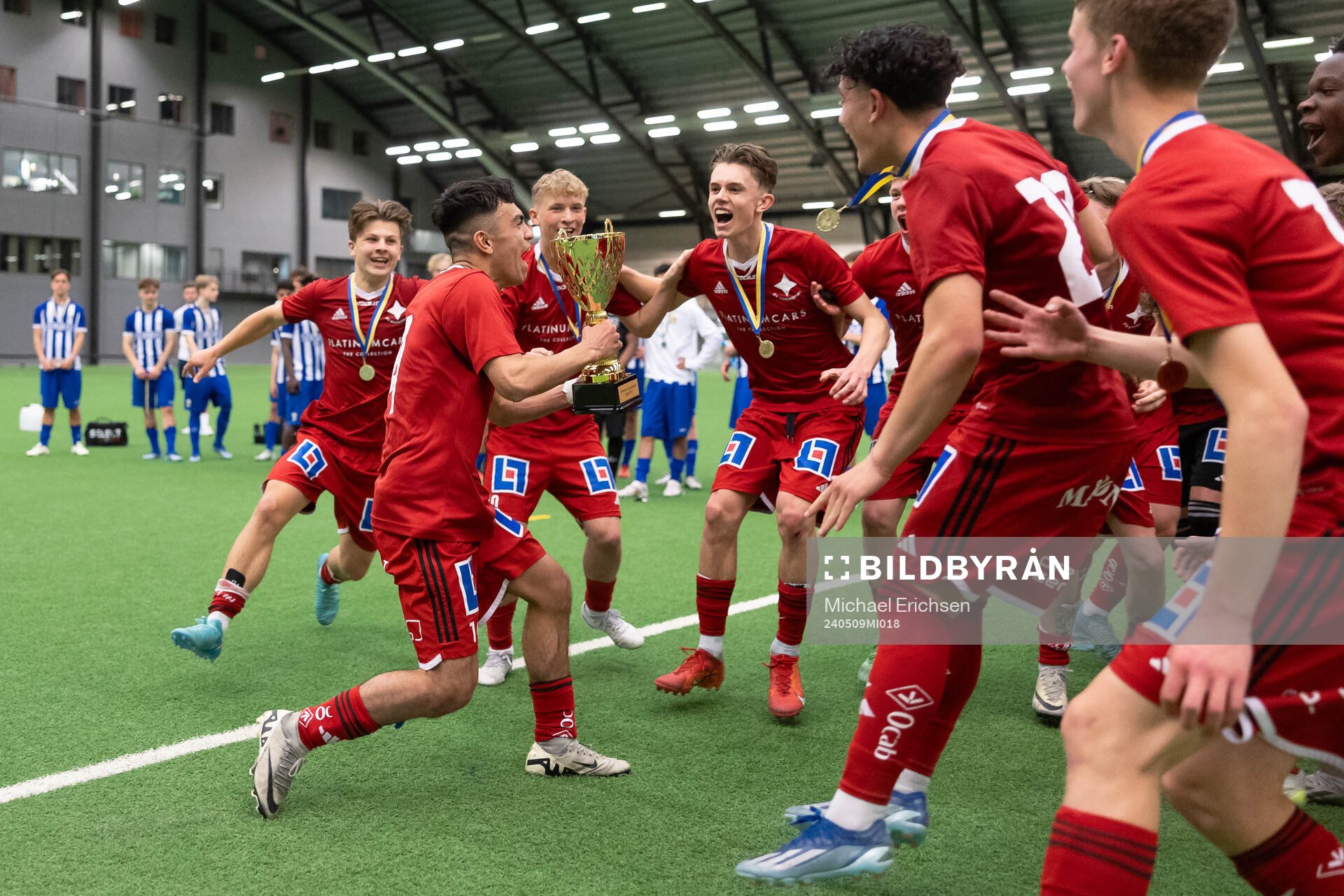 IFK Norrköpings spelare jublar med pokalen efter finalen i ligacupen för P17 mellan IFK Göteborg och IFL Norrköping den 9 maj 2024 i Prioritet Serneke Arena.
