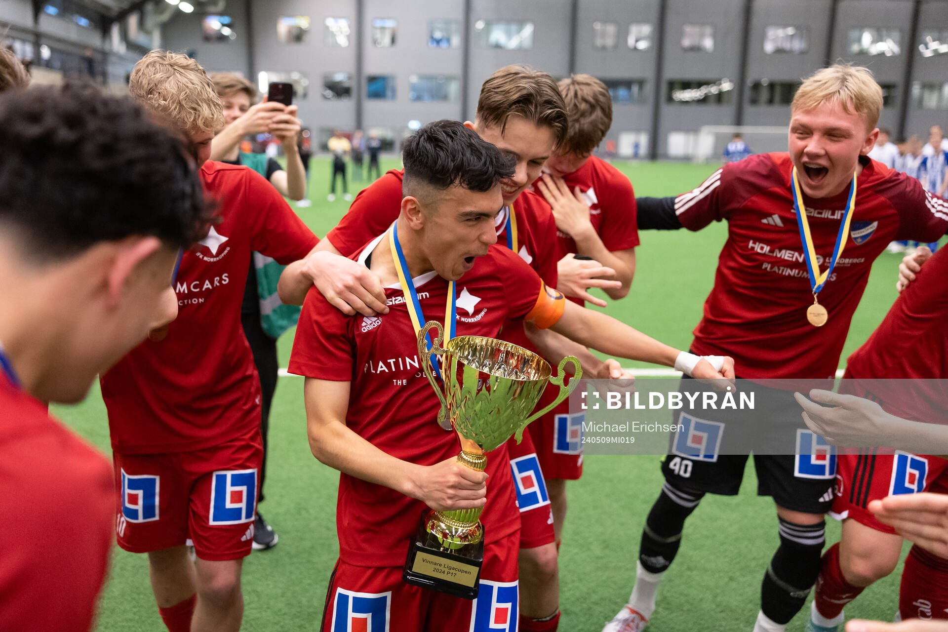 IFK Norrköpings spelare jublar med pokalen