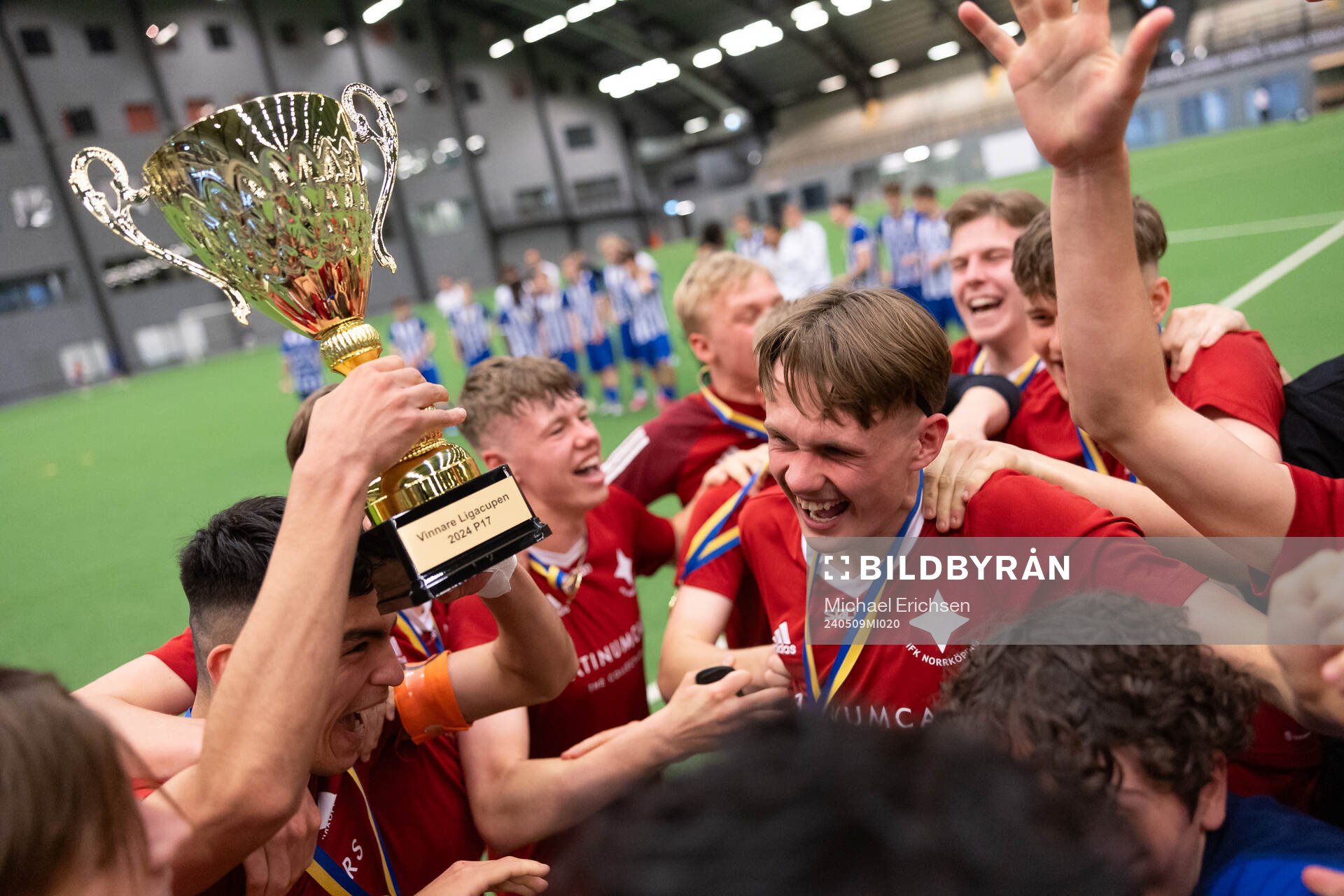 IFK Norrköpings spelare jublar med pokalen