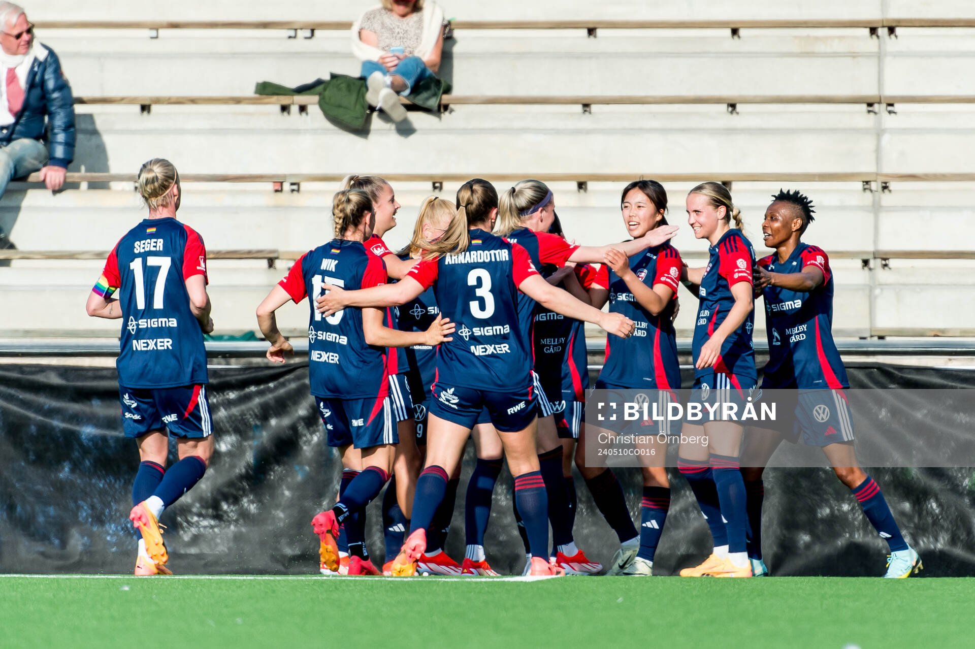 FC Rosengårds Momoko Tanikawa jublar med lagkamrater