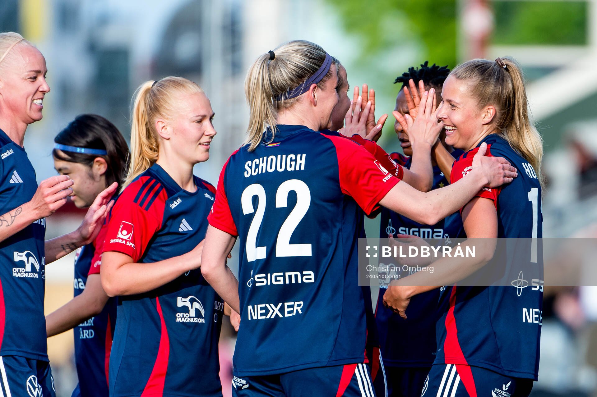FC Rosengårds Olivia Holdt jublar med lagkamrater