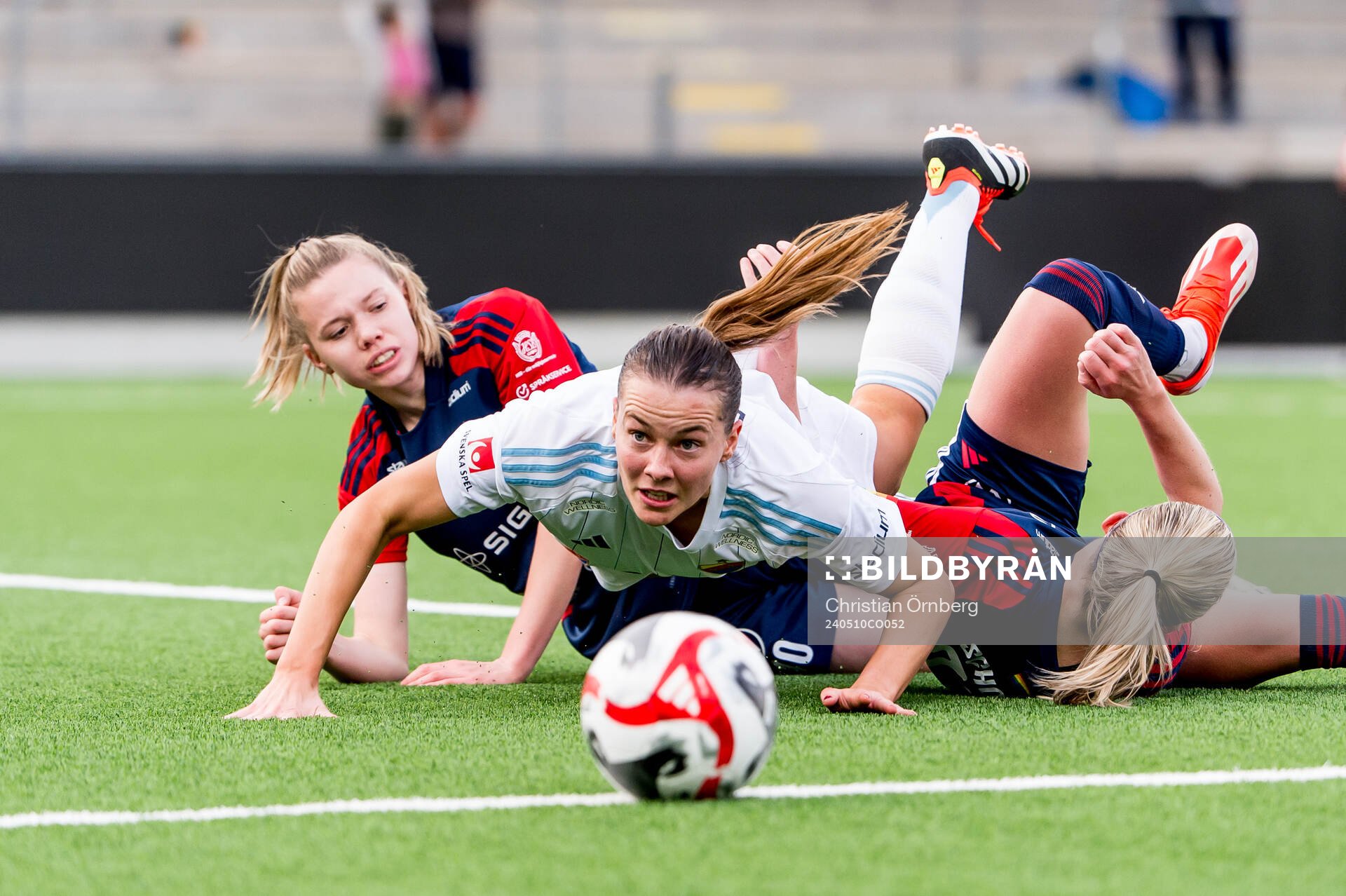 Djurgårdens Ina Vårhus mot FC Rosengårds Bea Sprung och