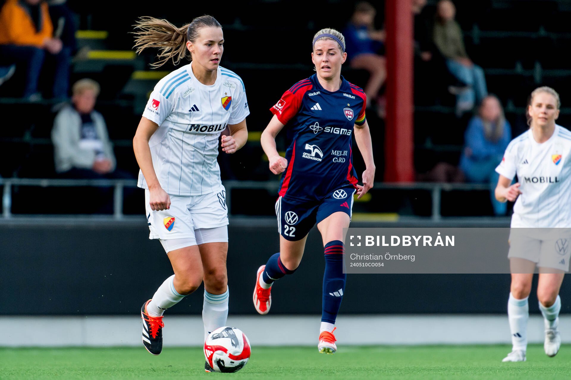 Djurgårdens Ina Vårhus och FC Rosengårds Olivia Schough