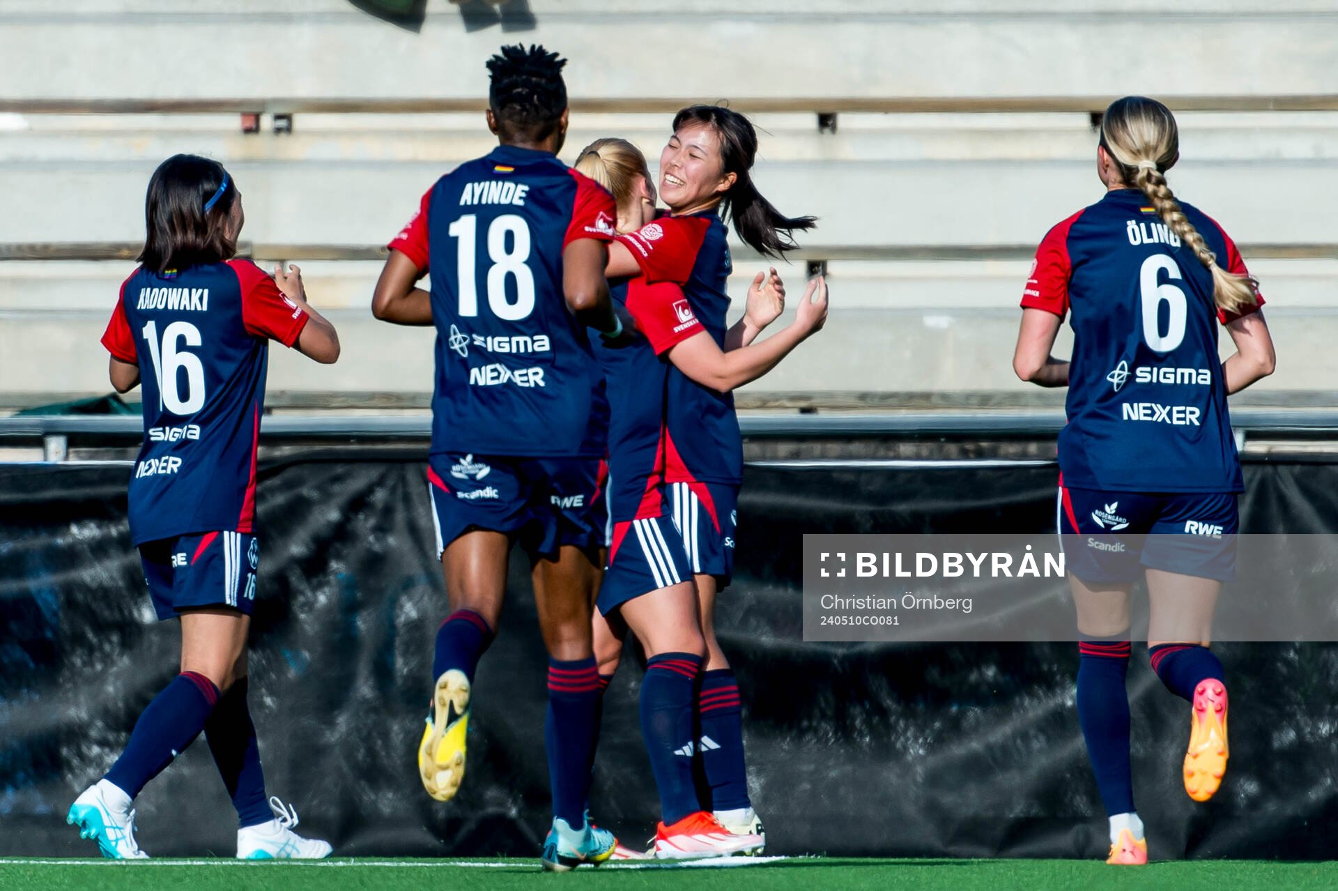 FC Rosengårds Momoko Tanikawa jublar med lagkamraterna