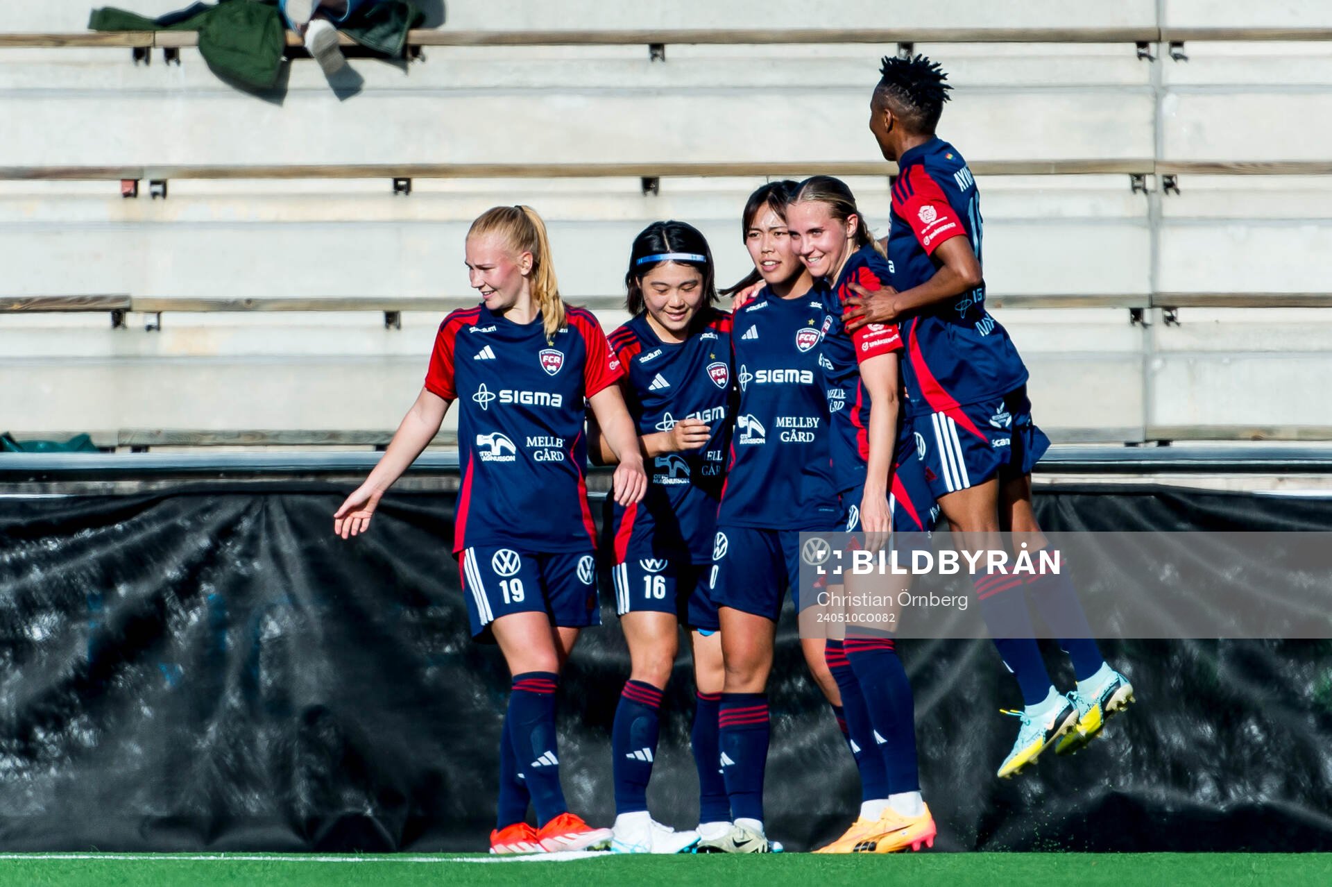 FC Rosengårds Momoko Tanikawa jublar med lagkamraterna