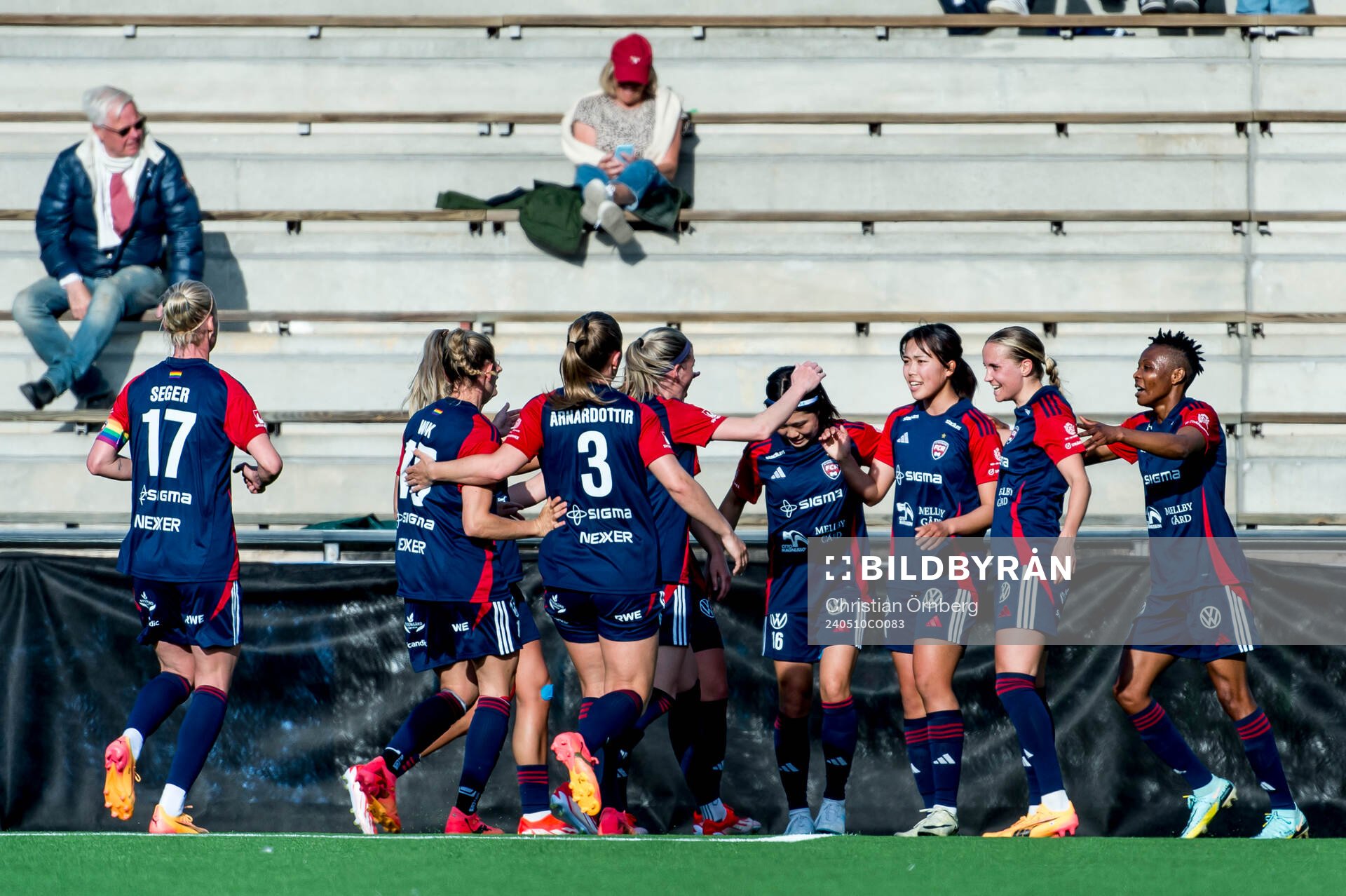 FC Rosengårds Momoko Tanikawa jublar med lagkamraterna