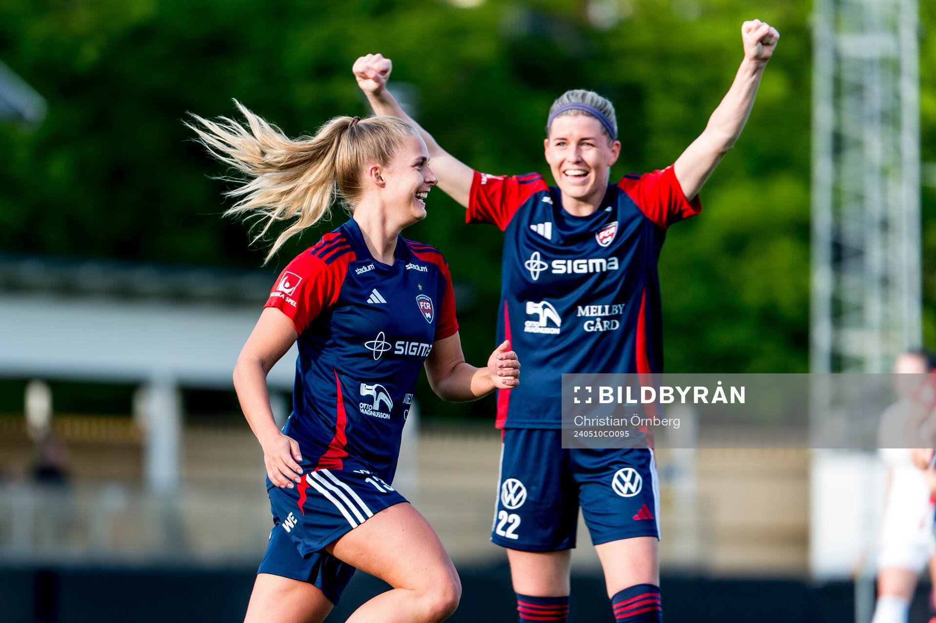 FC Rosengårds Olivia Holdt och Olivia Schough jublar