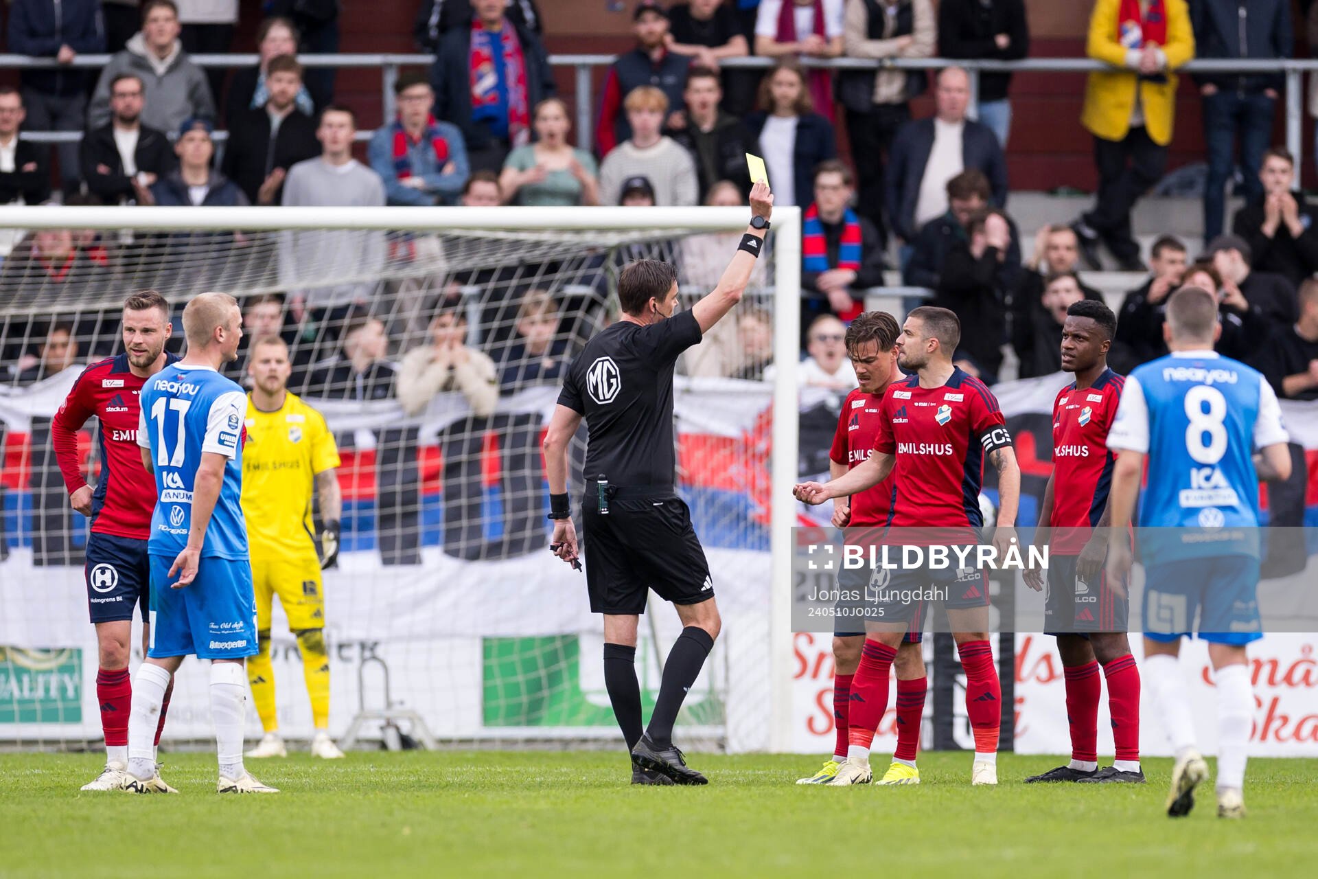 Domare Magnus Lindgren delar ut ett gult kort till Östers Vladimir Rodic under fotbollsmatchen i Superettan mellan Öster och IK Oddevold den 10 maj 2024 i Växjö.
