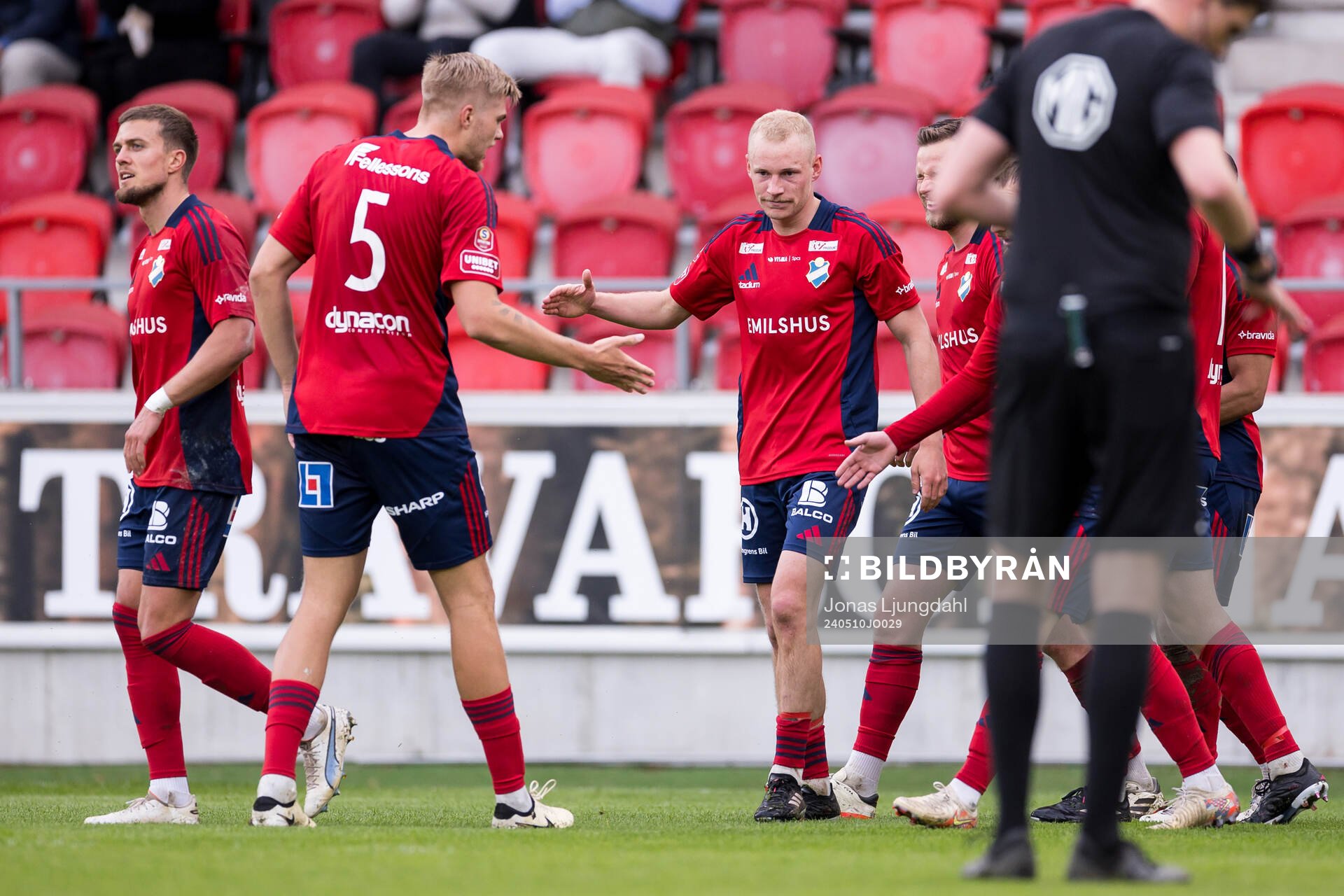 Östers Mattis Adolfsson och Adam Bergmark Wiberg jublar efter 3-0 under fotbollsmatchen i Superettan mellan Öster och IK Oddevold den 10 maj 2024 i Växjö.