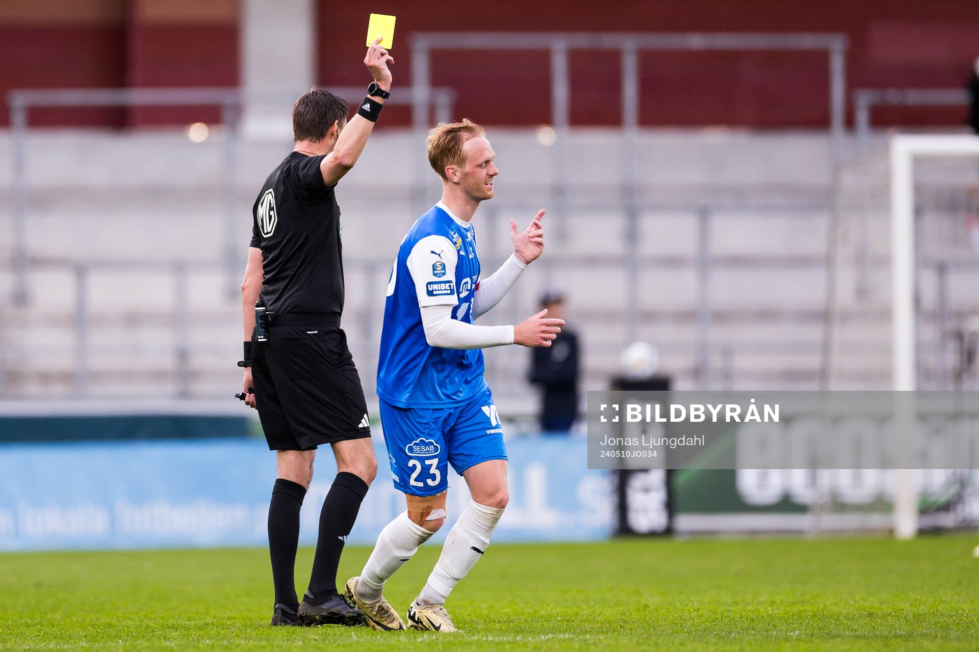 Domare Magnus Lindgren delar ut ett gult kort till IK Oddevolds Viktor Kruger under fotbollsmatchen i Superettan mellan Öster och IK Oddevold den 10 maj 2024 i Växjö.