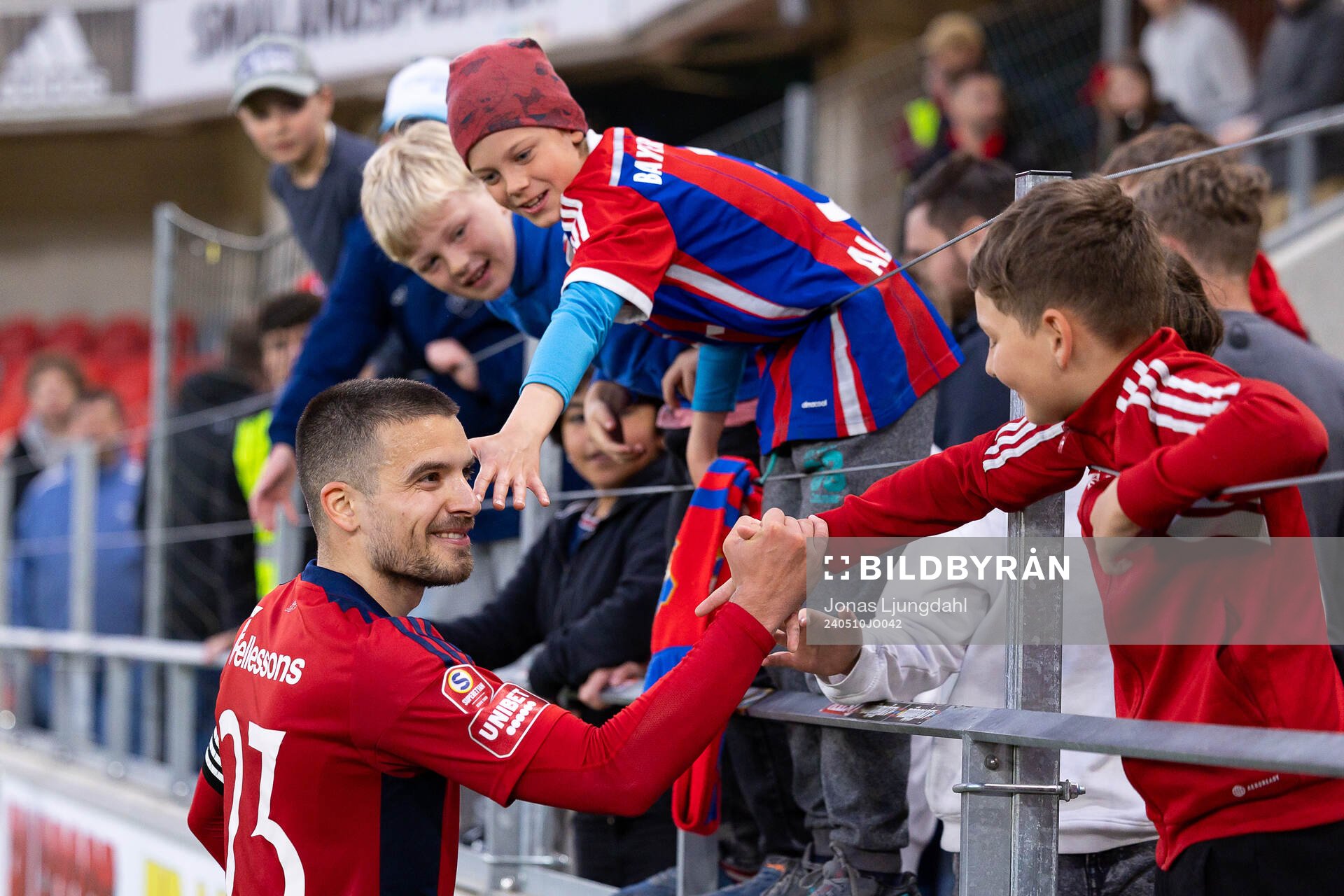 Östers Vladimir Rodic jublar med fans