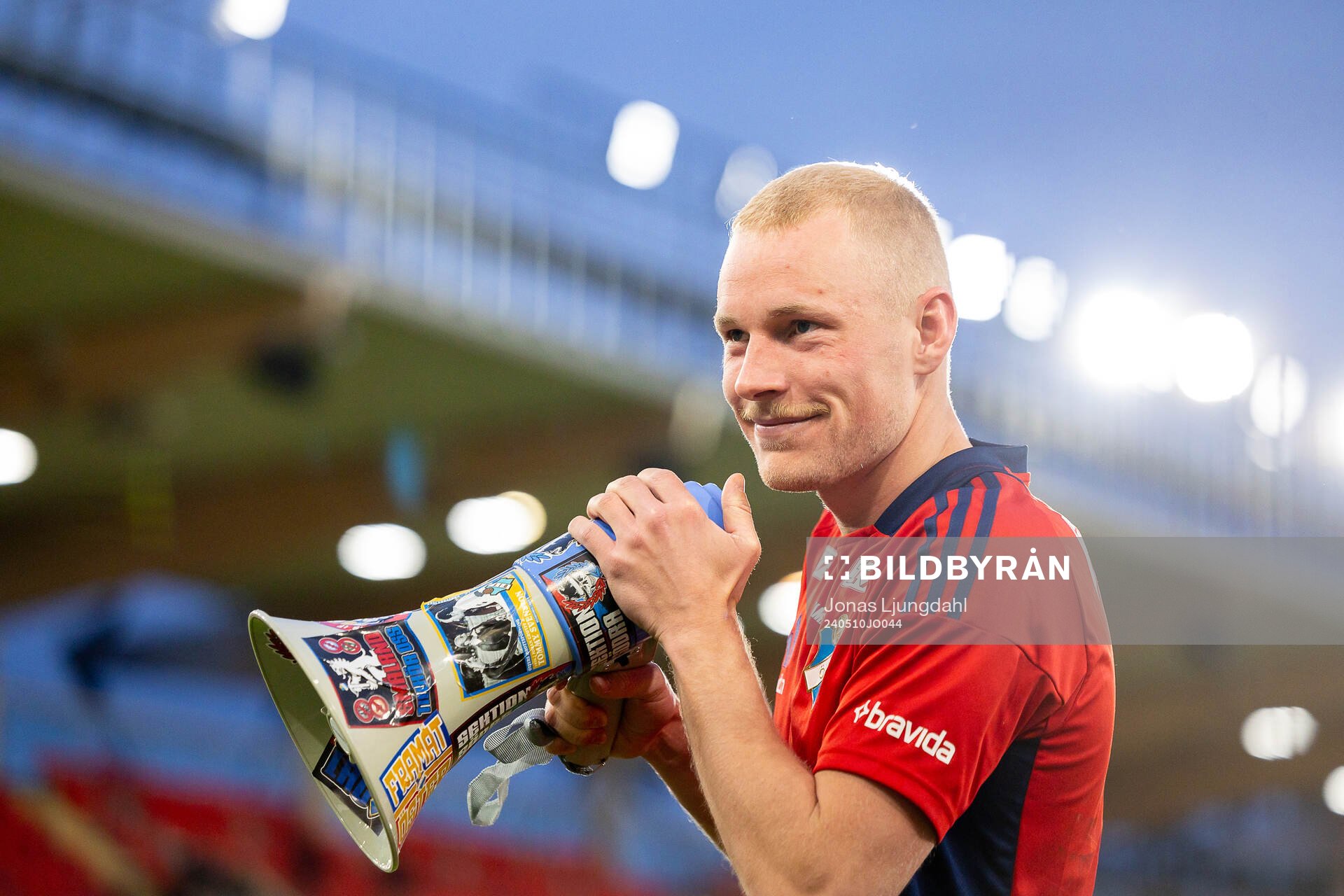 Östers Adam Bergmark Wiberg jublar efter fotbollsmatchen i Superettan mellan Öster och IK Oddevold den 10 maj 2024 i Växjö. 