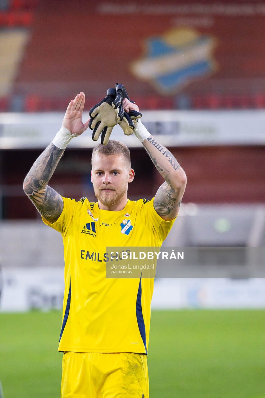 Östers målvakt Robin Wallinder jublar efter  fotbollsmatchen i Superettan mellan Öster och IK Oddevold den 10 maj 2024 i Växjö. 