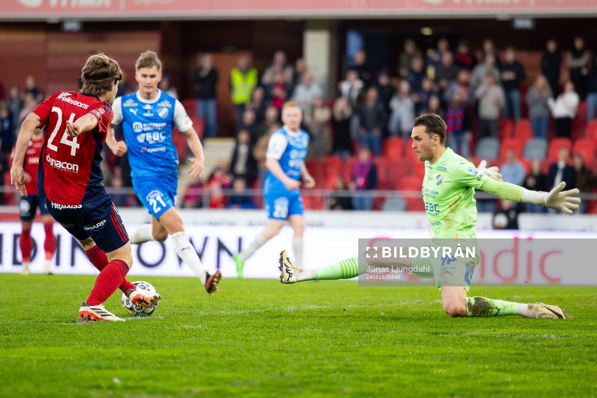Östers Theodor Johansson och IK Oddevolds målvakt Oscar Ekman under fotbollsmatchen i Superettan mellan Öster och IK Oddevold den 10 maj 2024 i Växjö.