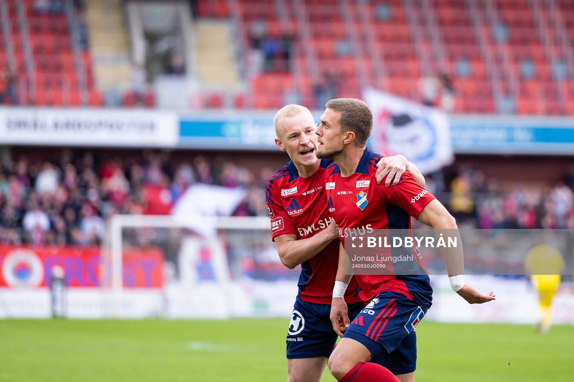 Östers Adam Bergmark Wiberg och Ivan Kricak jublar