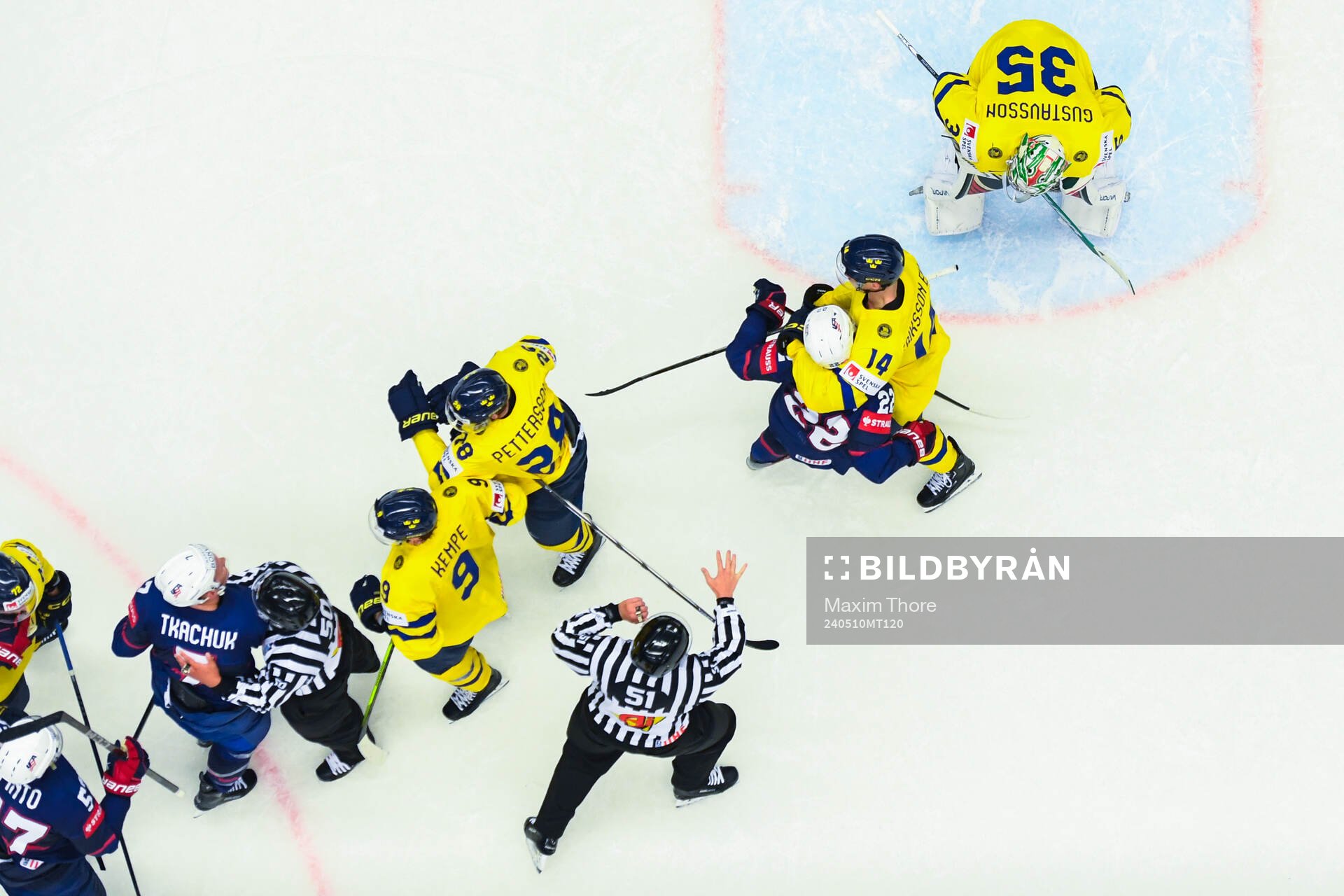 Fight between players of USA and players of Sweden