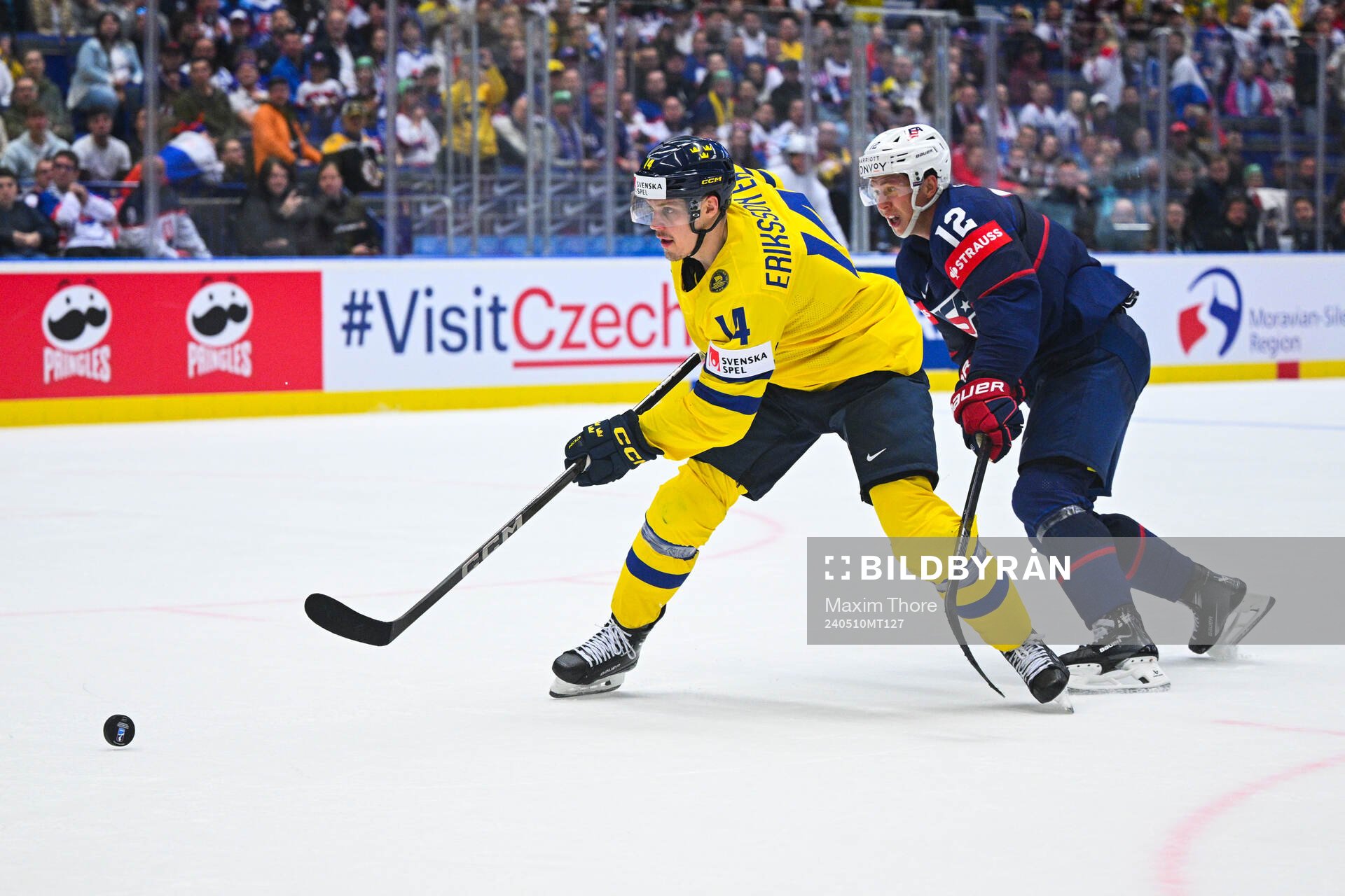 Joel Eriksson Ek of Sweden scores the 5-2 goal