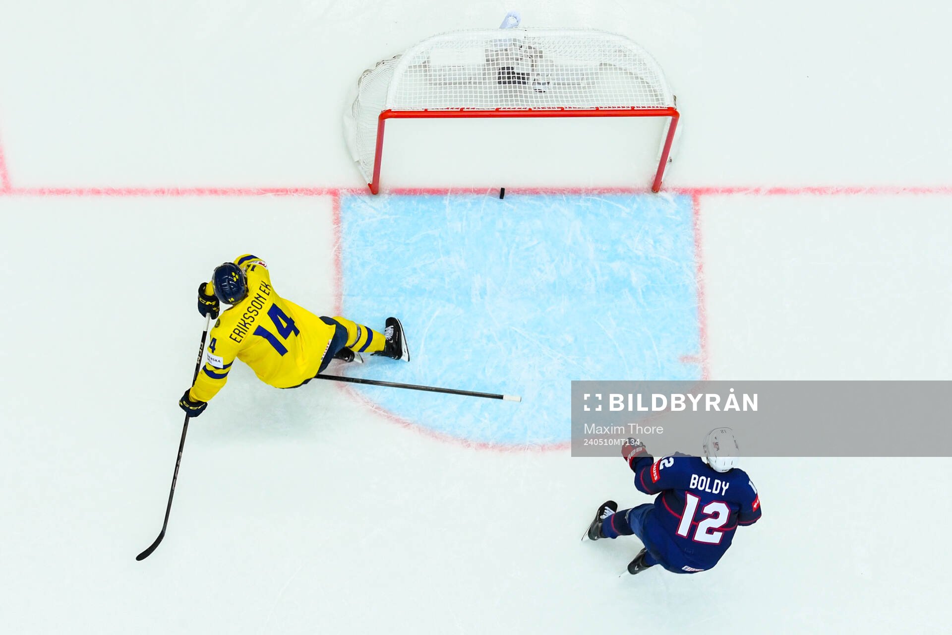 Joel Eriksson Ek of Sweden scores the 5-2 goal