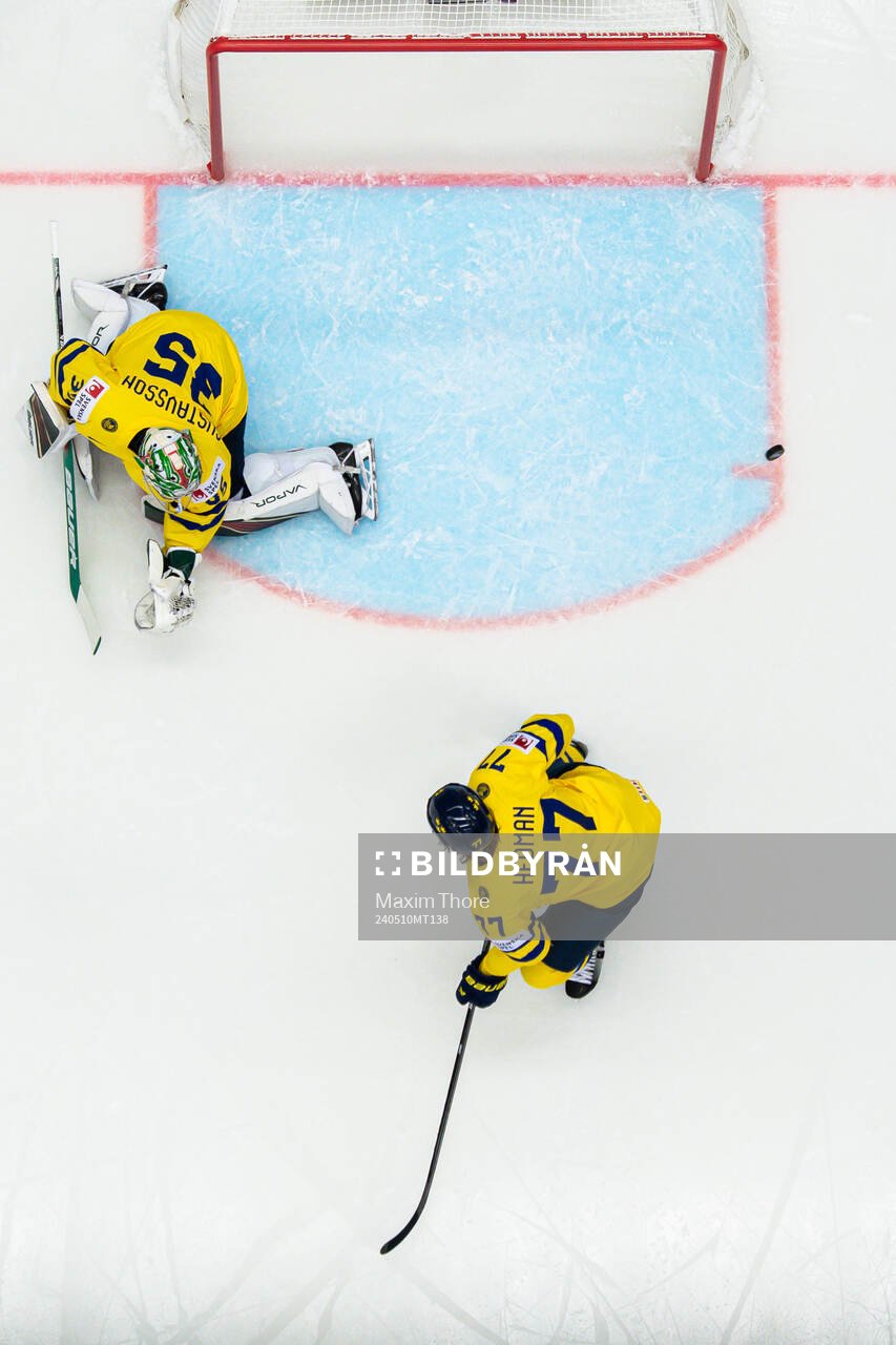 Goaltender Filip Gustavsson and Victor Hedman