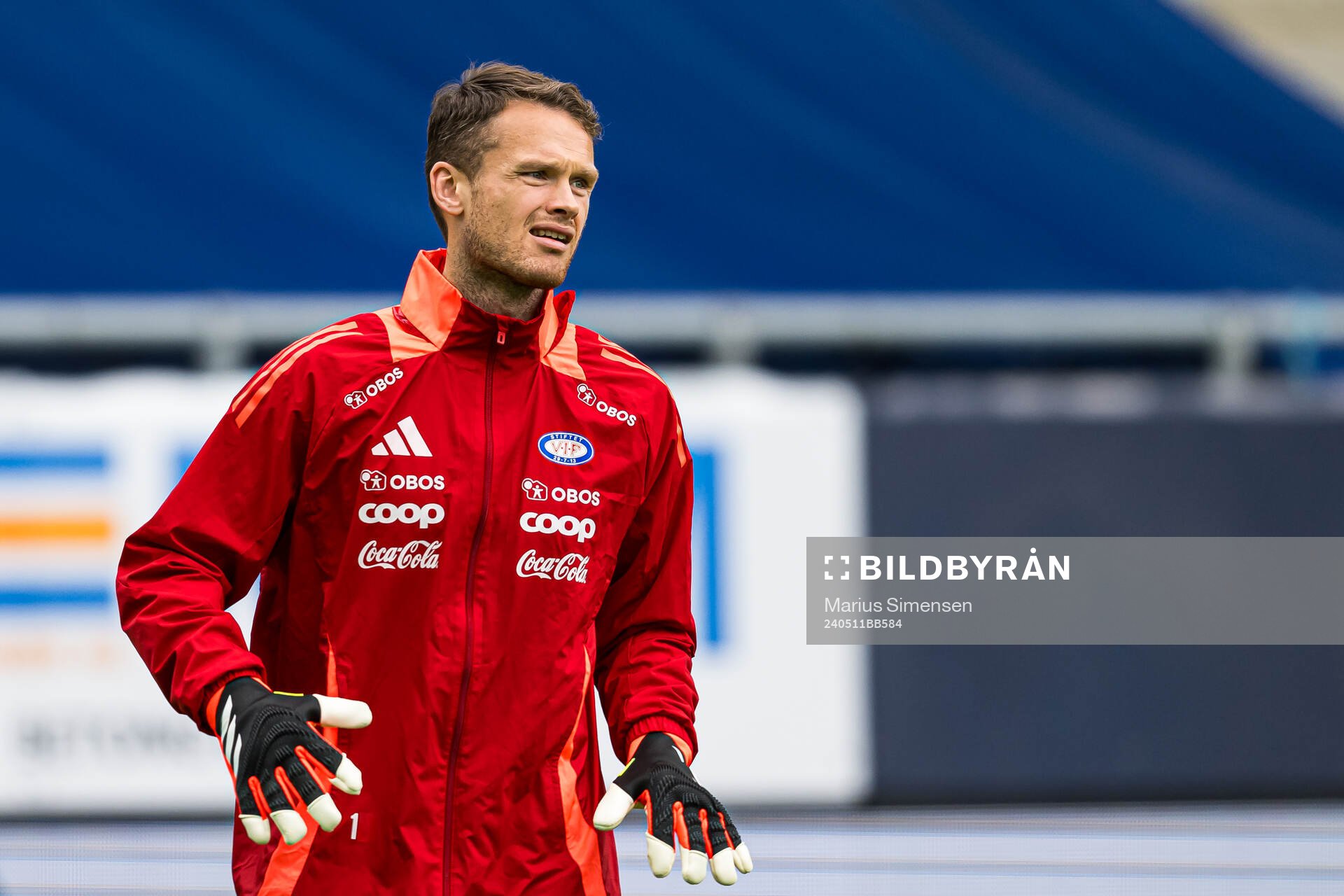 Jacob Storevik of Vålerenga warms up