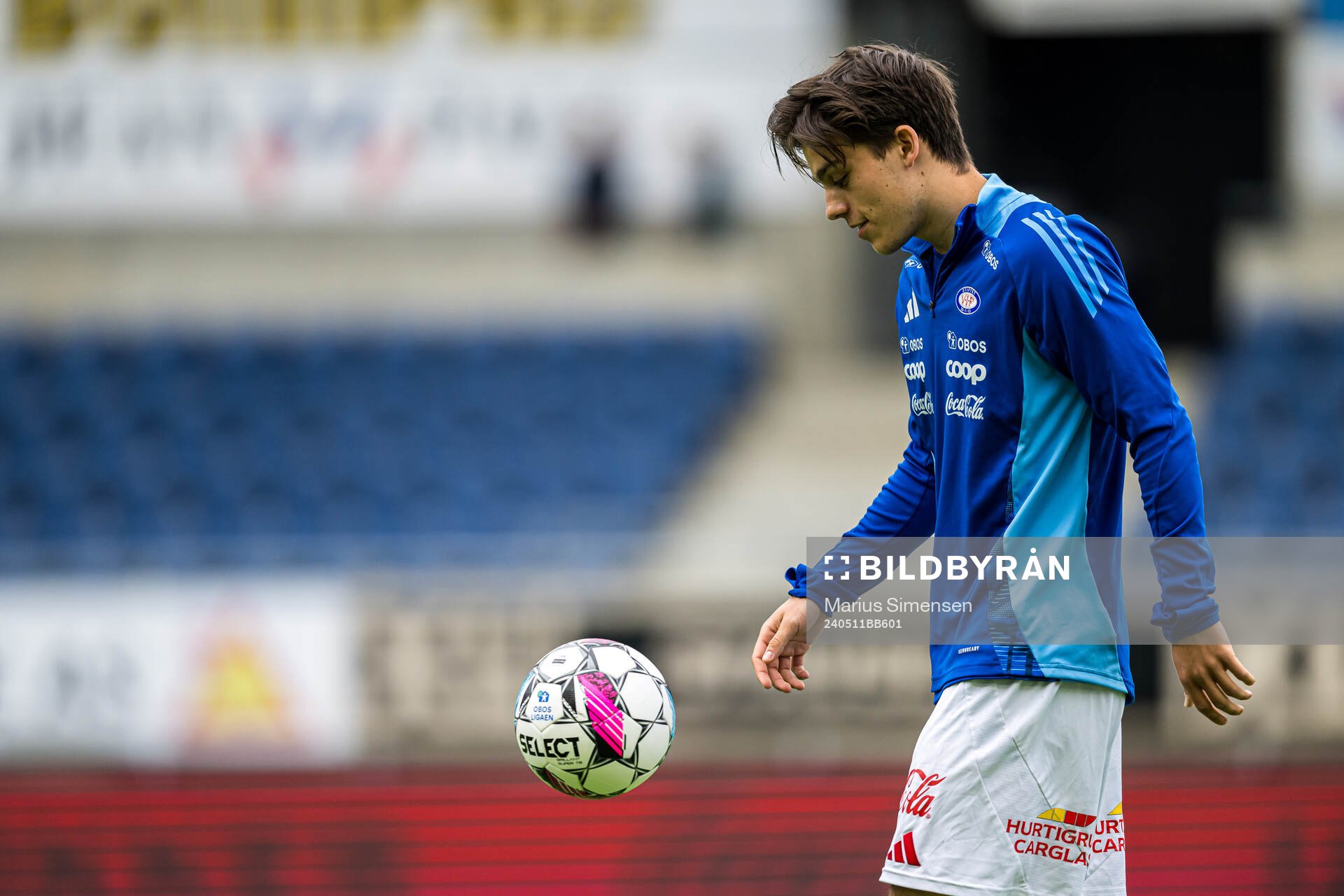 Magnus Riisnæs of Vålerenga warms up