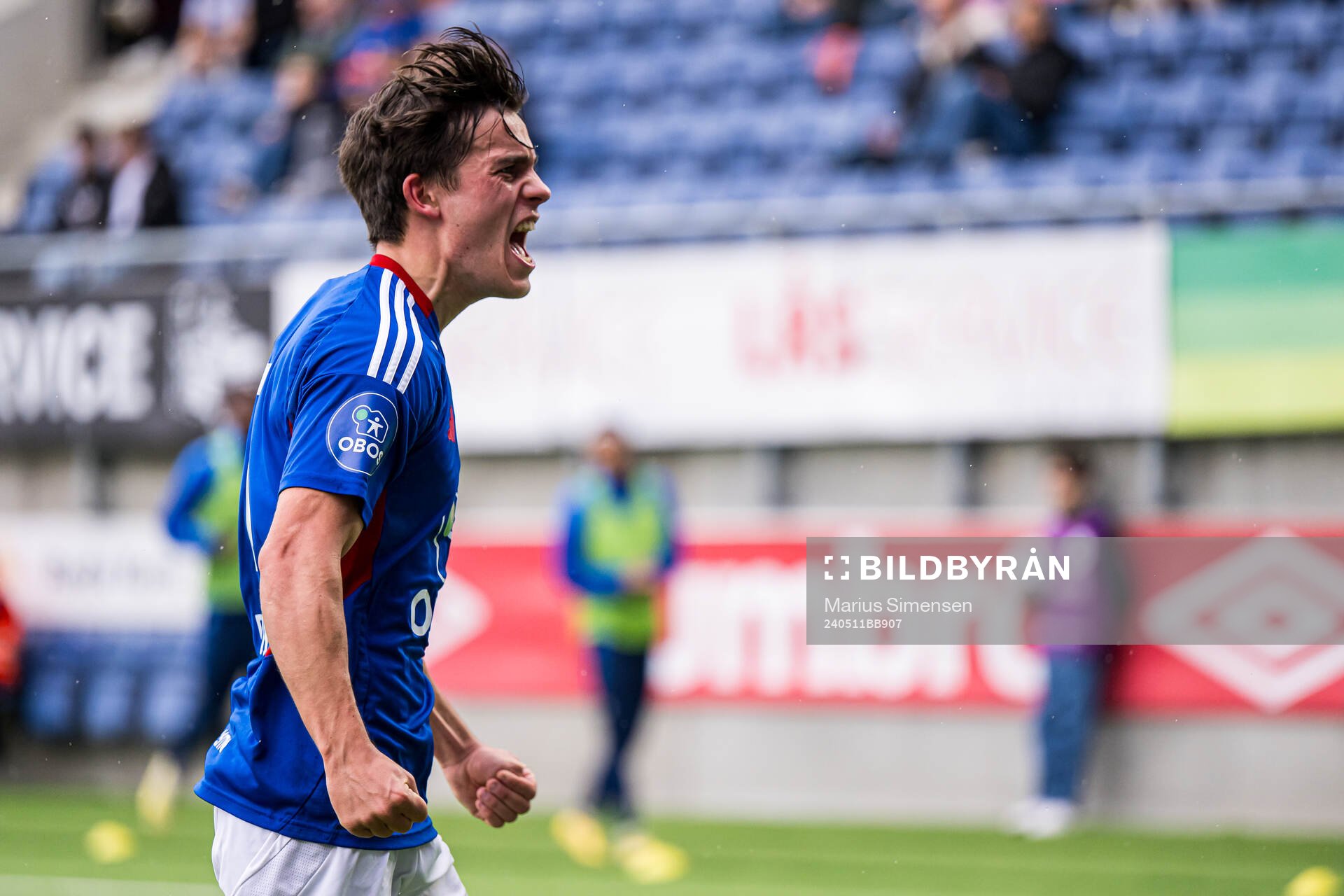 Magnus Riisnæs of Vålerenga celebrates