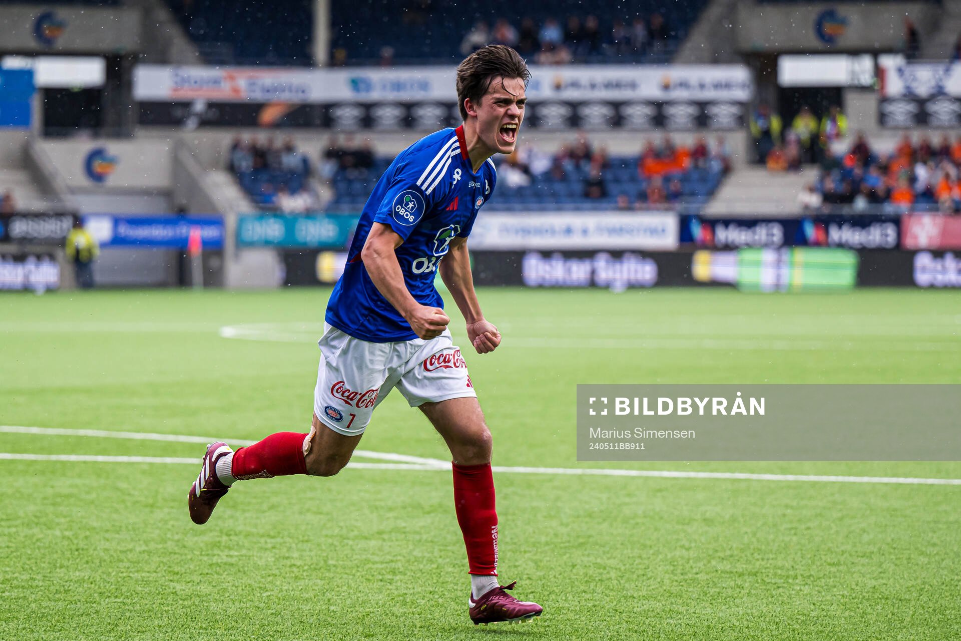 Magnus Riisnæs of Vålerenga celebrates