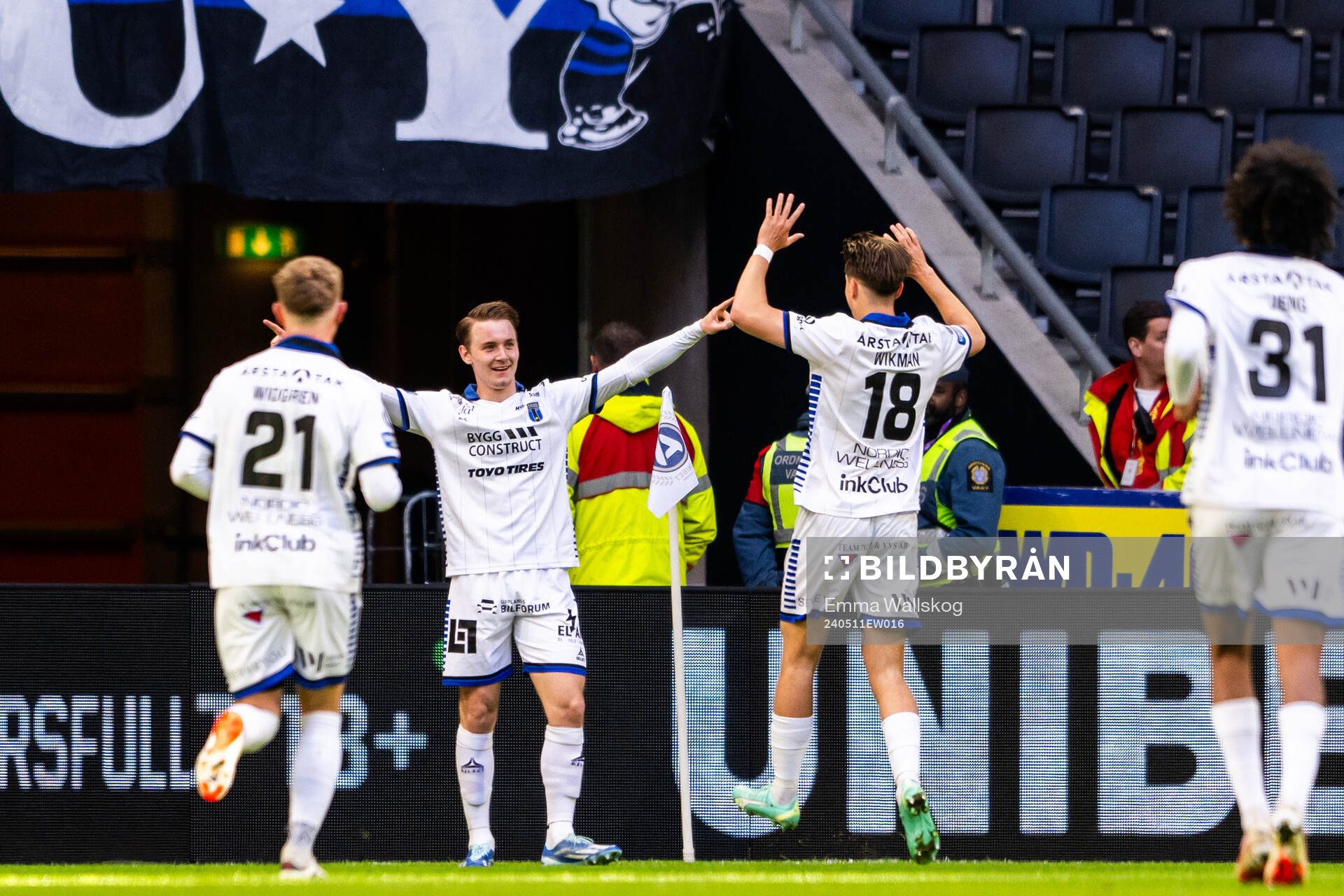 Sirius Noel Milleskog jublar med lagkamrater efter 0-1 under fotbollsmatchen i Allsvenskan mellan AIK och Sirius den 11 maj 2024 i Stockholm. 