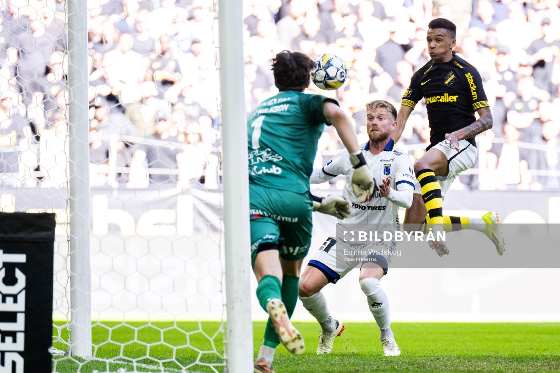 AIKs Rui Manuel Muati Modesto mot Sirius målvakt David Mitov Nilsson och Dennis Widgren under fotbollsmatchen i Allsvenskan mellan AIK och Sirius den 11 maj 2024 i Stockholm.