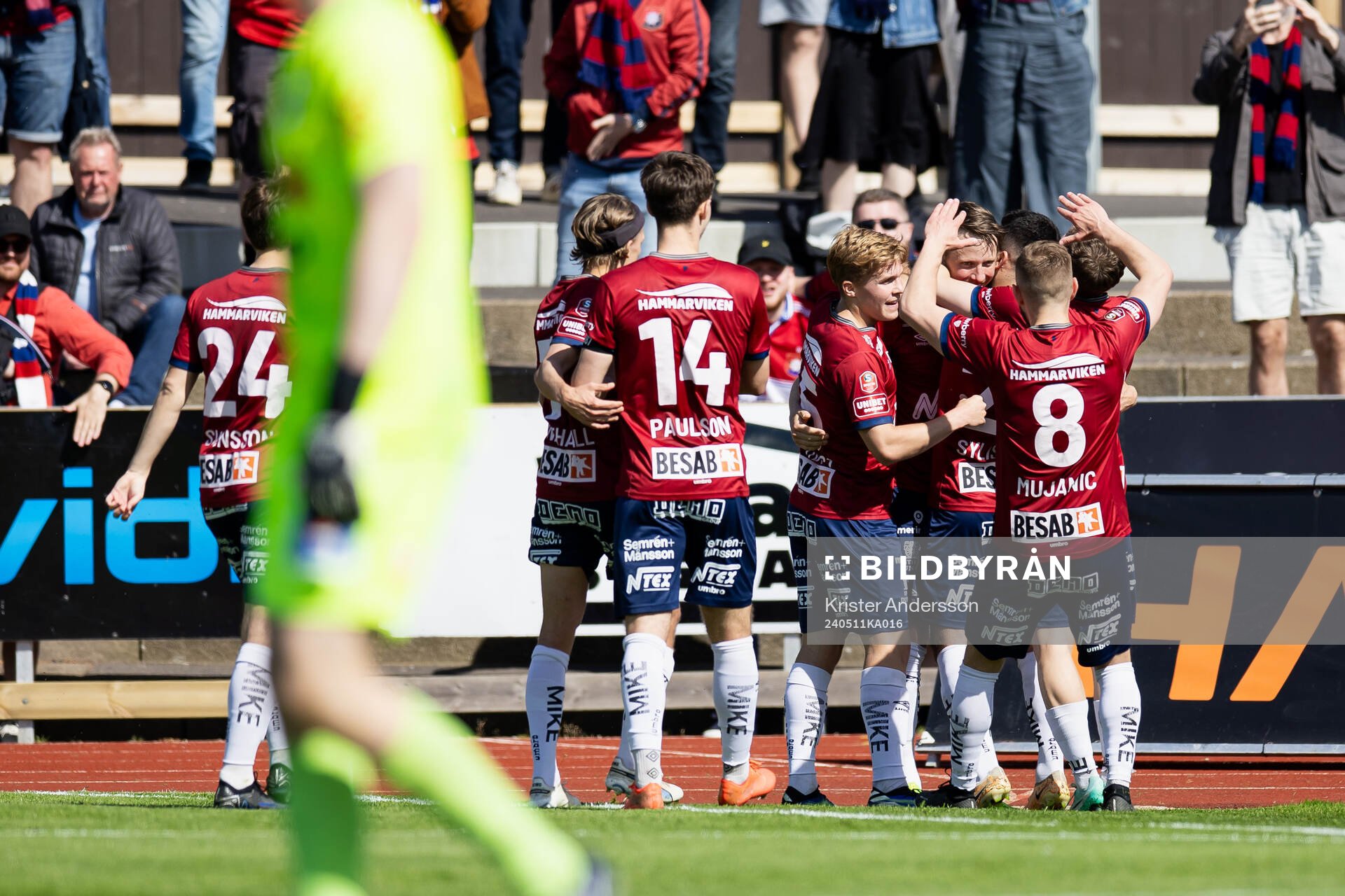 Örgrytes Viktor Lundberg jublar med laget