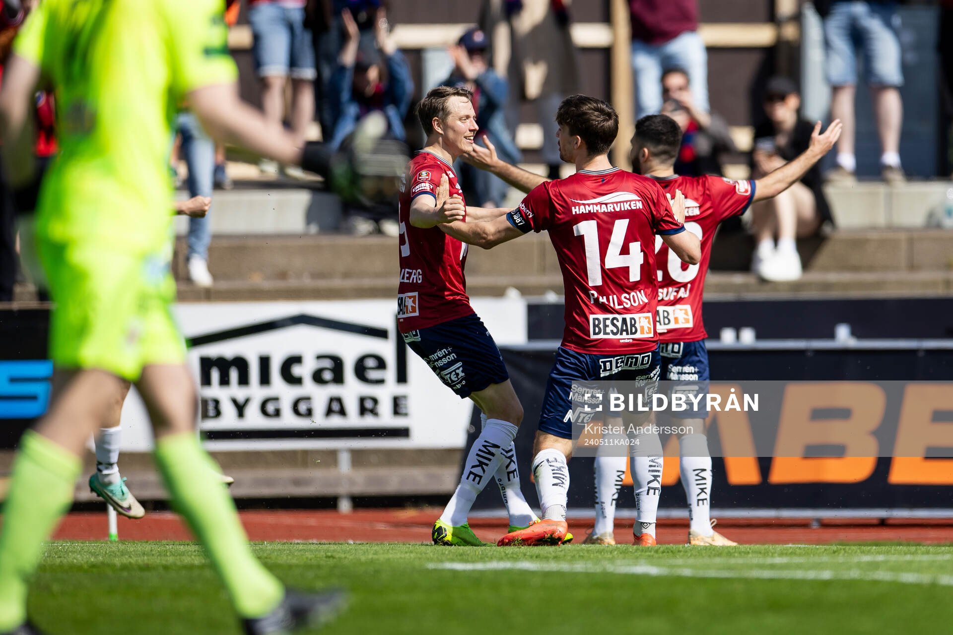 Örgrytes Edi Sylisufaj jublar med laget efter 0-1 under fotbollsmatchen i Superettan mellan Varberg och Örgryte den 11 maj 2024 i Varberg.