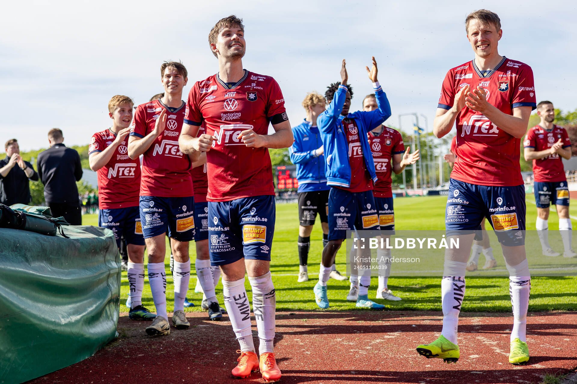 Örgrytes spelare jublar efter fotbollsmatchen i Superettan mellan Varberg och Örgryte den 11 maj 2024 i Varberg. 