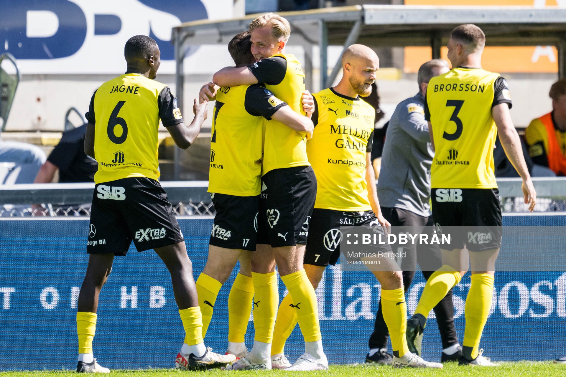 Mjällbys Elliot Stroud jublar med lagkamrater