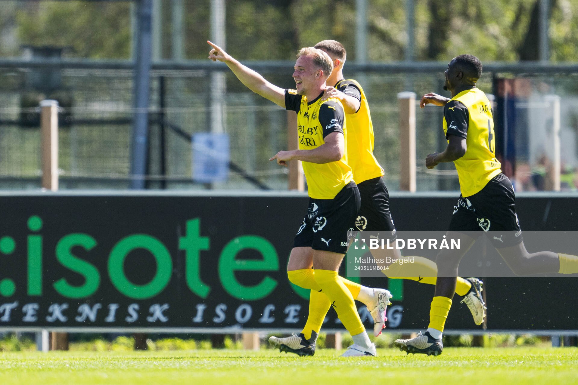 Mjällbys Herman Johansson jublar med lagkamrater