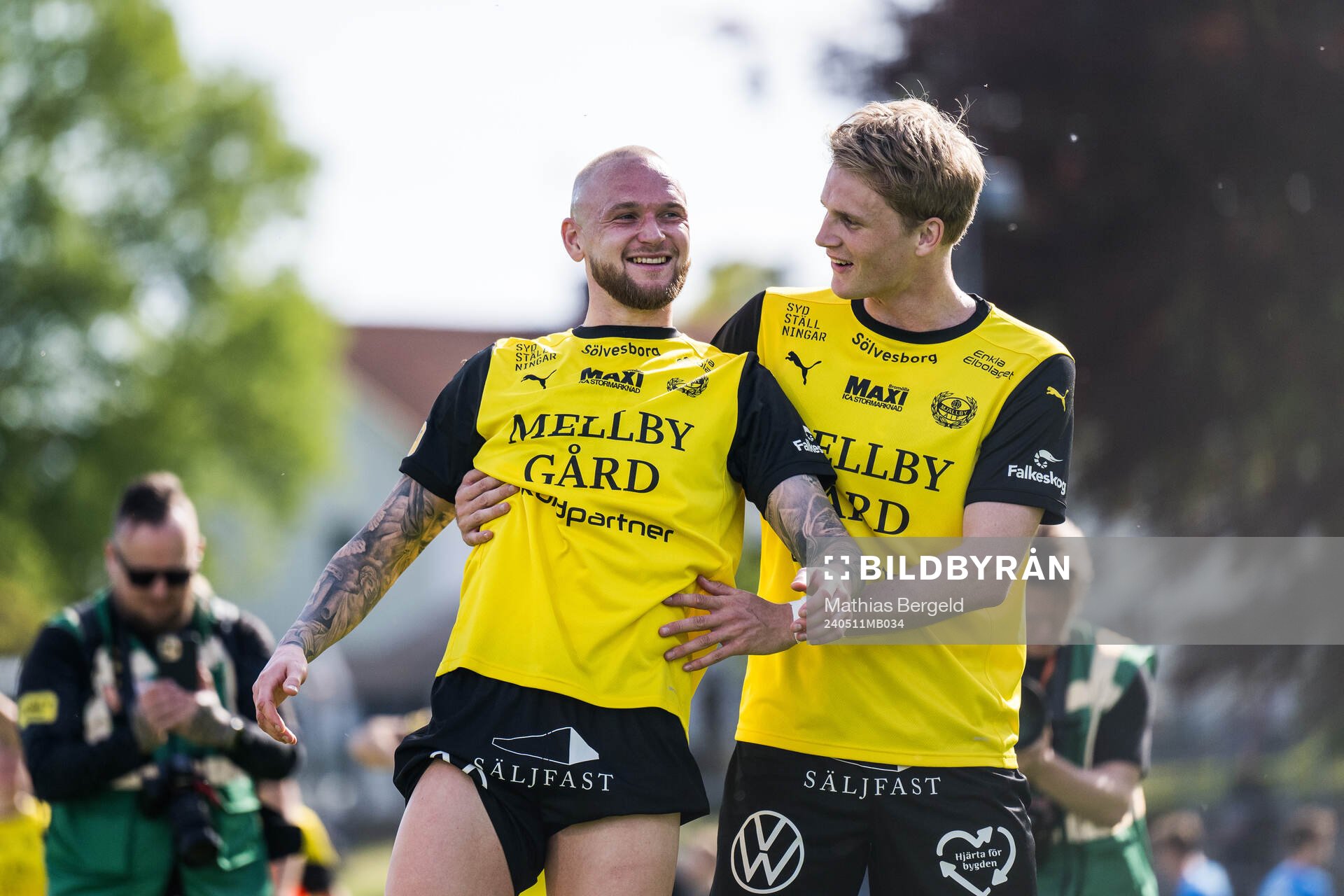 Mjällbys Adam Ståhl och Jacob Kiilerich Rask jublar