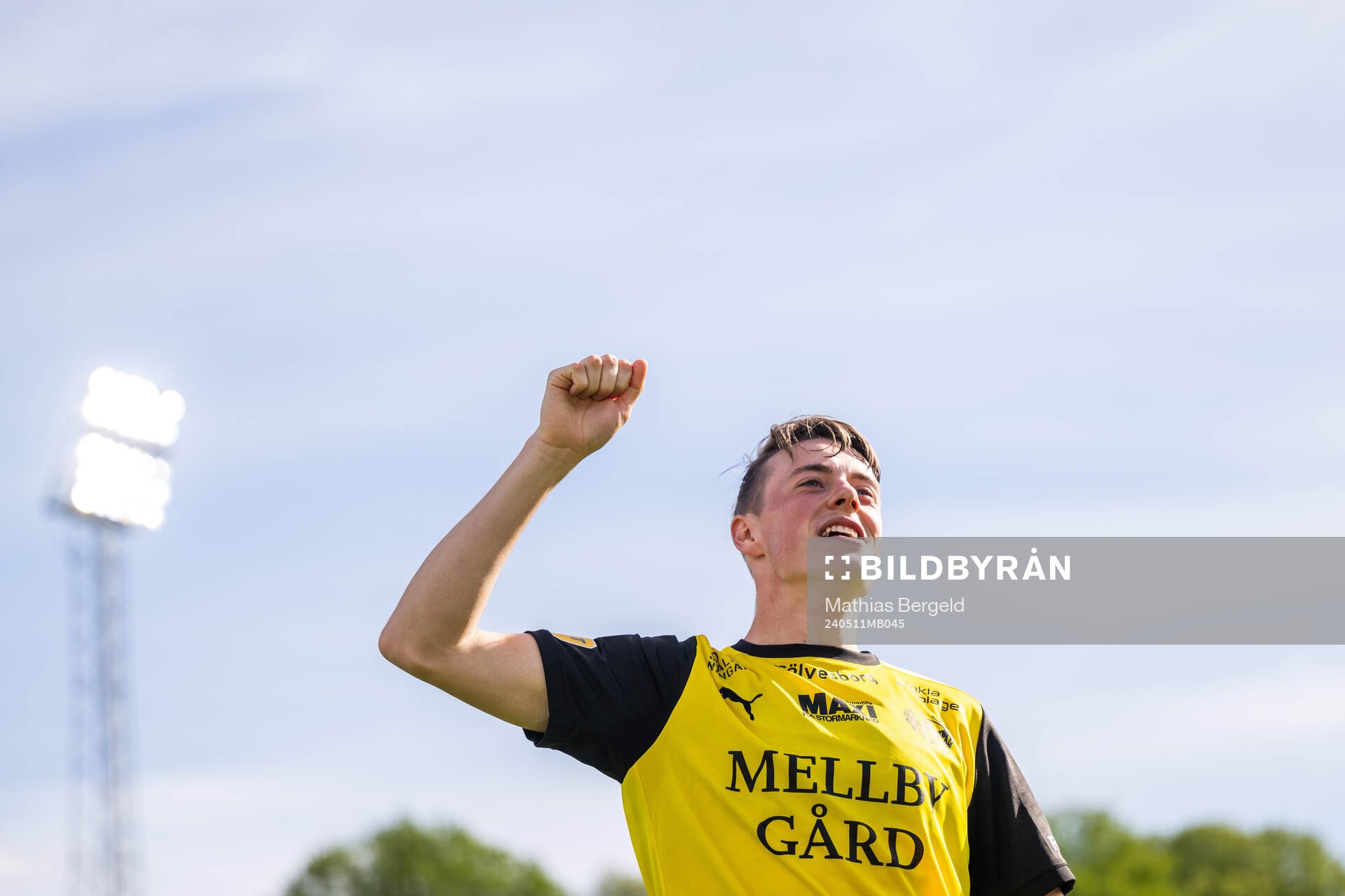 Mjällbys Elliot Stroud jublar efter fotbollsmatchen i Allsvenskan mellan Halmstad och Mjällby den 11 maj 2024 i Halmstad. 