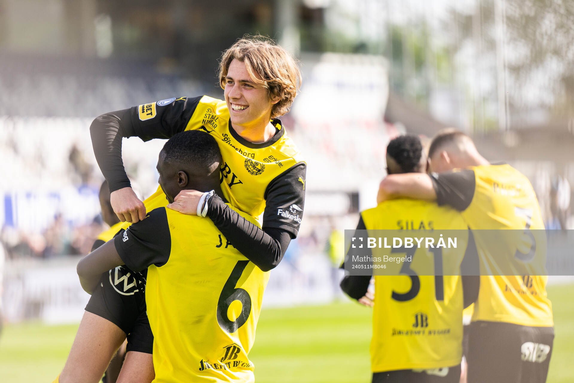 Mjällbys Liam Svensson och Seedy Imam Jagne jublar efter fotbollsmatchen i Allsvenskan mellan Halmstad och Mjällby den 11 maj 2024 i Halmstad.