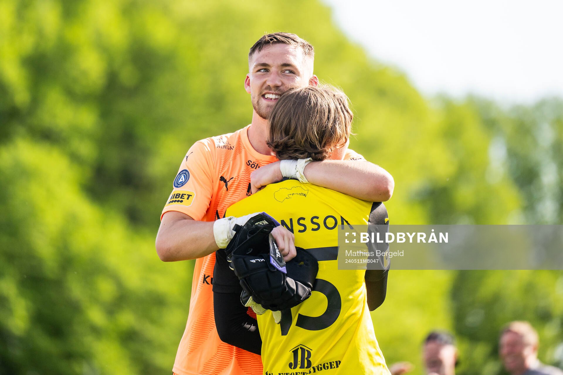 Mjällbys målvakt Noel Törnqvist och Liam Svensson jublar