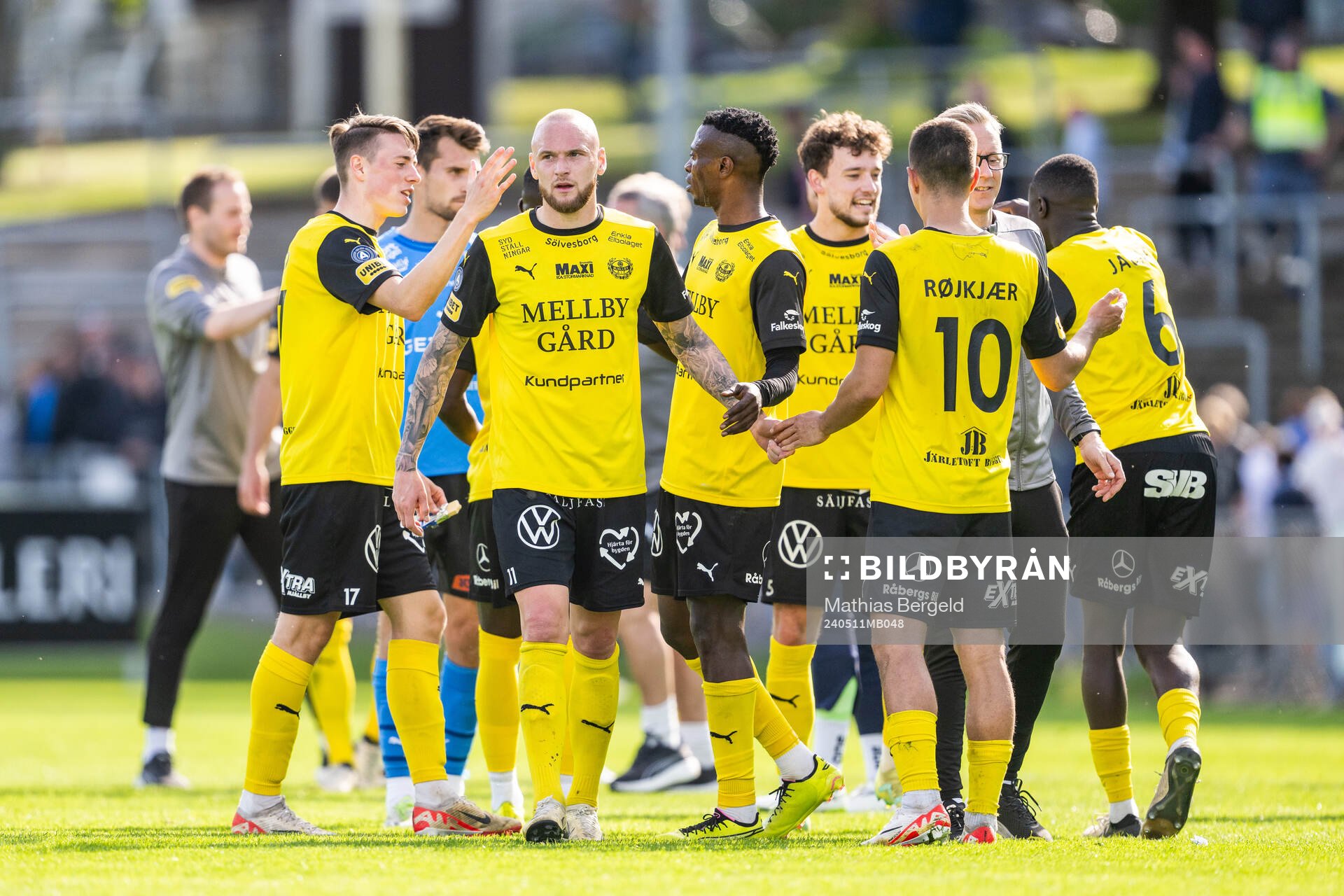 Mjällbys Adam Ståhl jublar med lagkamrater