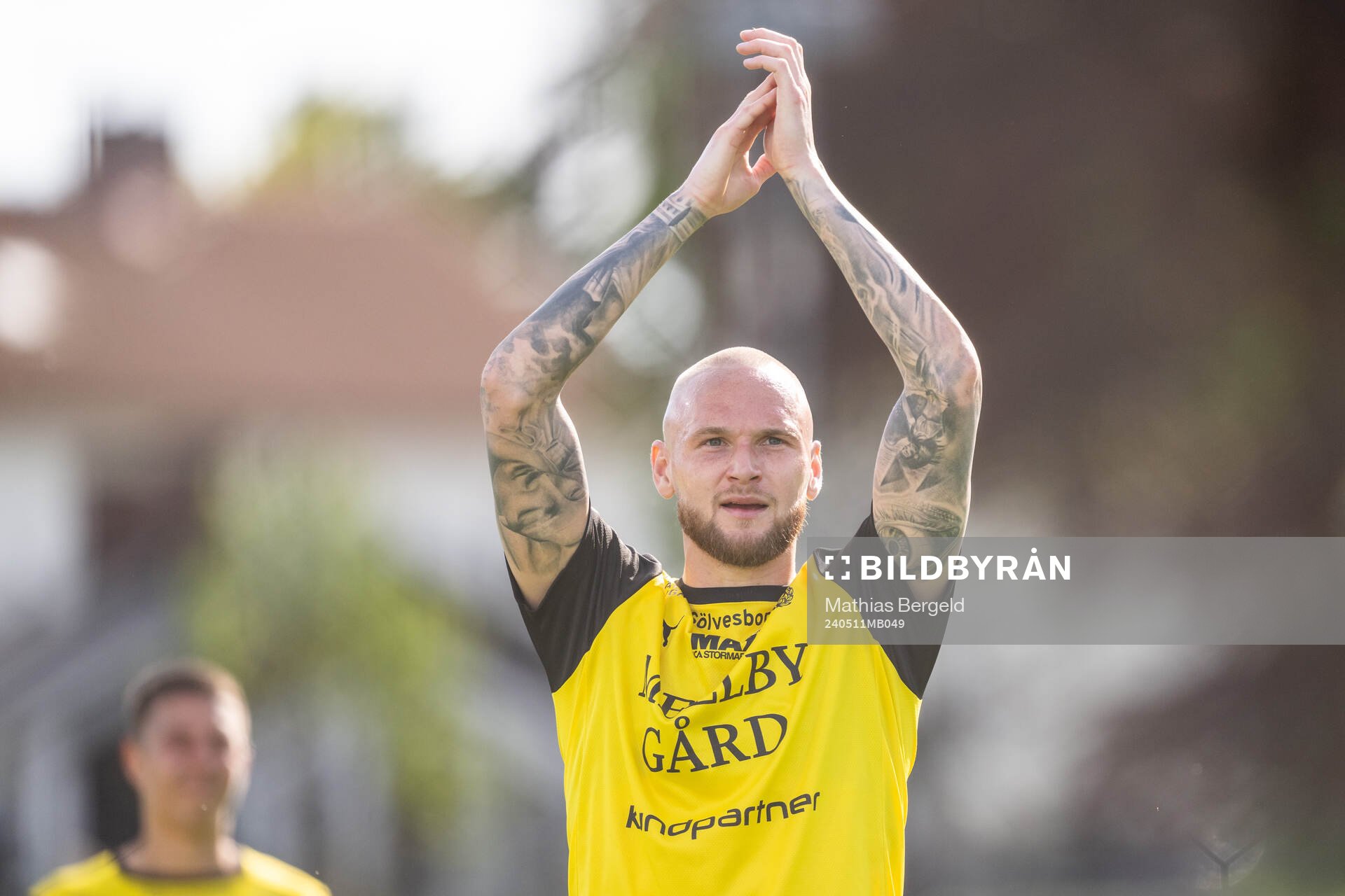 Mjällbys Adam Ståhl jublar efter fotbollsmatchen i Allsvenskan mellan Halmstad och Mjällby den 11 maj 2024 i Halmstad. 