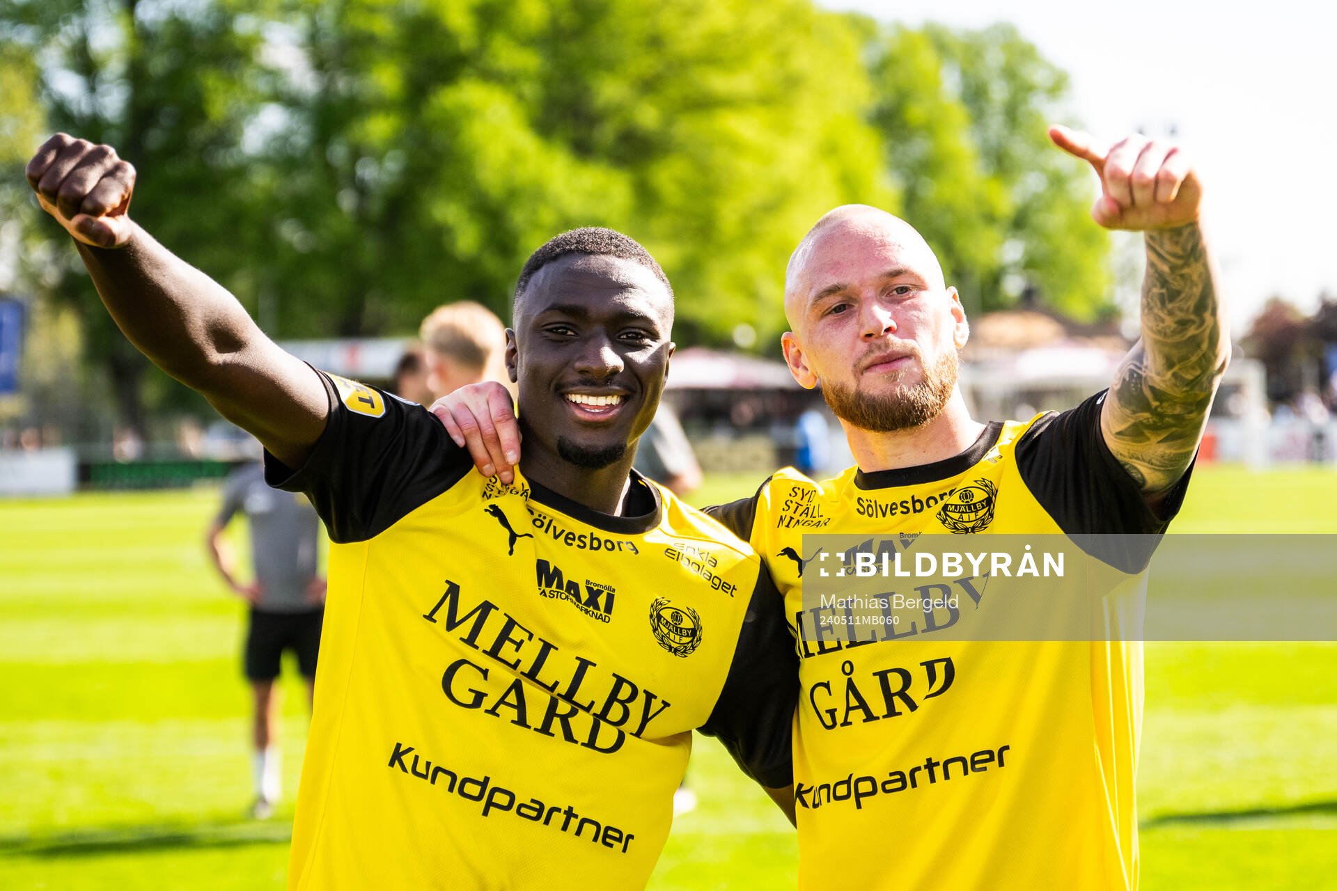 Mjällbys Seedy Imam Jagne och Adam Ståhl jublar