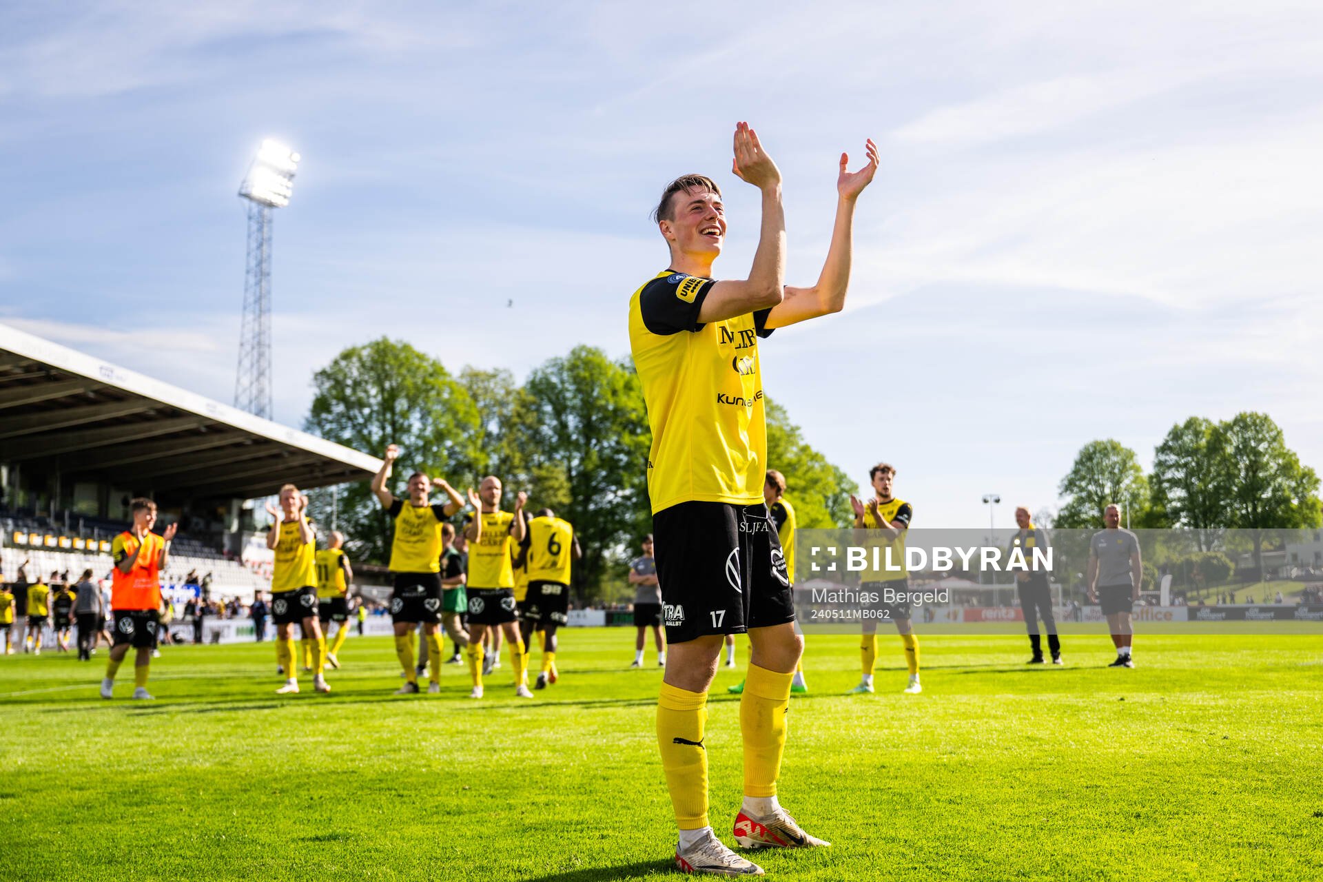 Mjällbys Elliot Stroud jublar efter fotbollsmatchen i Allsvenskan mellan Halmstad och Mjällby den 11 maj 2024 i Halmstad. 