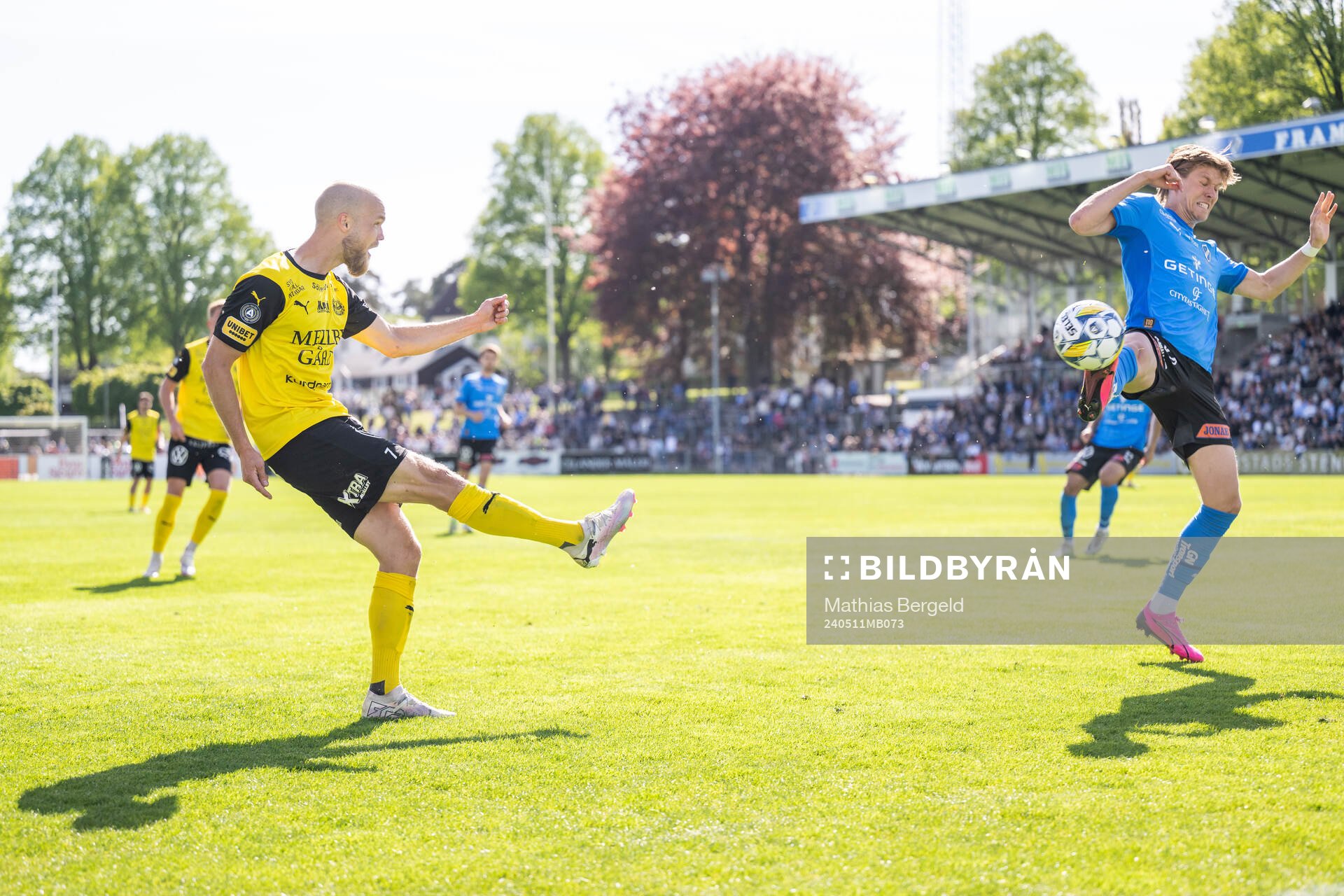 Mjällbys Viktor Gustafson och Halmstads Birnir Ingason