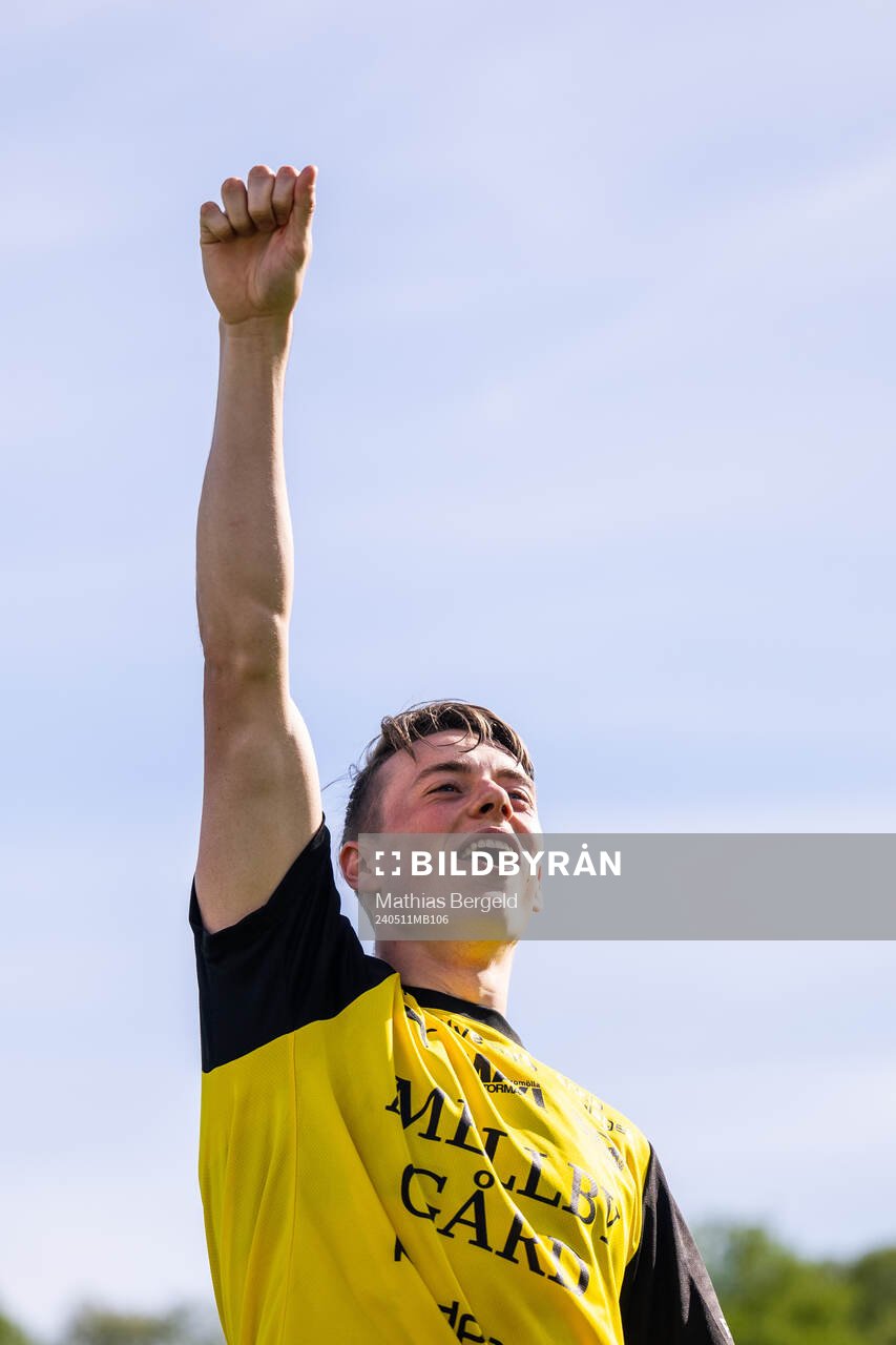 Mjällbys Elliot Stroud jublar efter fotbollsmatchen i Allsvenskan mellan Halmstad och Mjällby den 11 maj 2024 i Halmstad. 