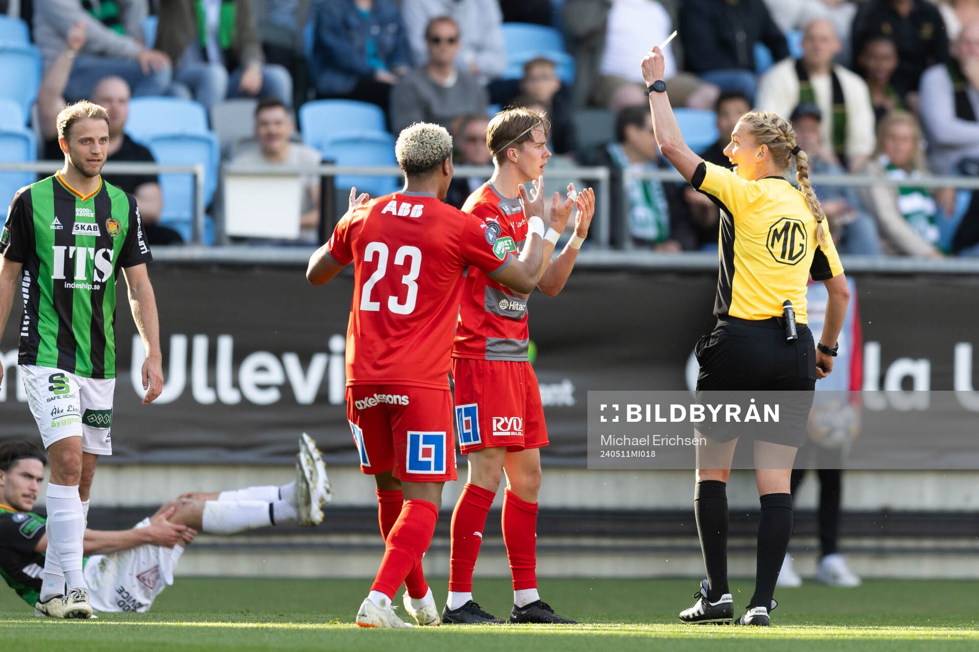 Domare Tess Olofsson delar ut ett gult kort till Västerås