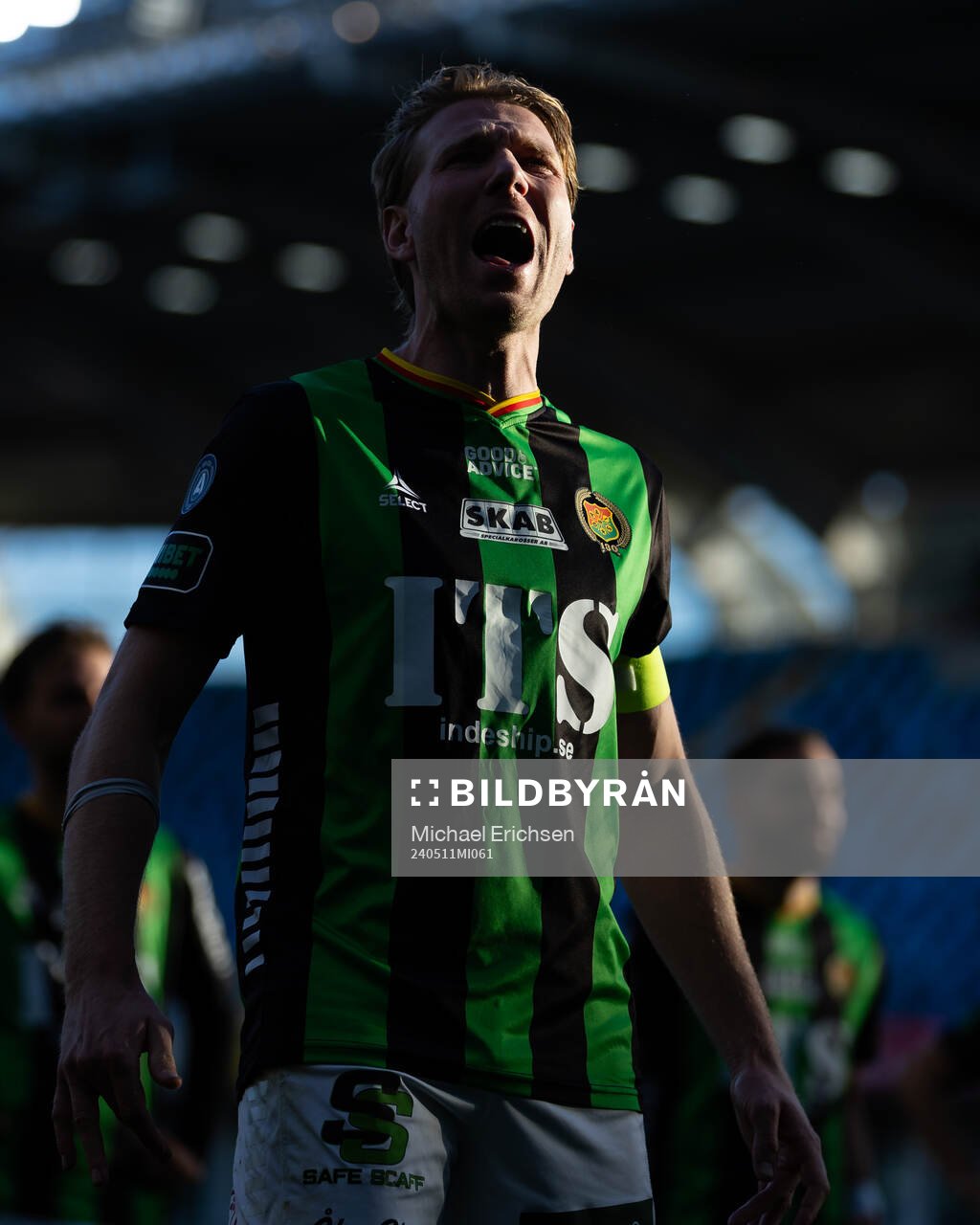 GAIS August Wängberg håller i segersång framför klacken efter  fotbollsmatchen i Allsvenskan mellan GAIS och Västerås den 11 maj 2024 i Göteborg. 