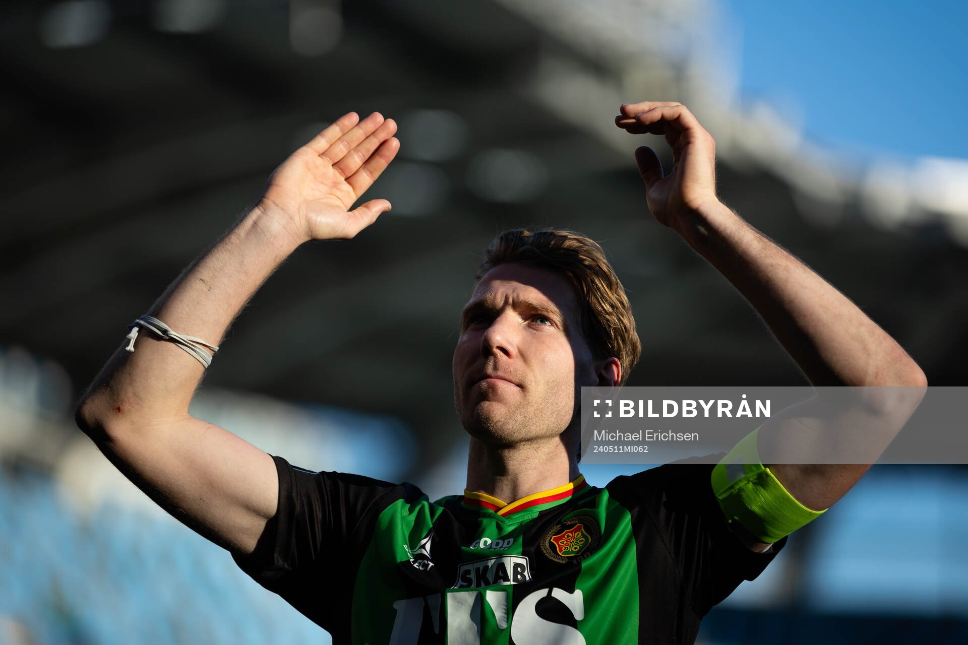 GAIS August Wängberg håller i segersång framför klacken efter  fotbollsmatchen i Allsvenskan mellan GAIS och Västerås den 11 maj 2024 i Göteborg. 