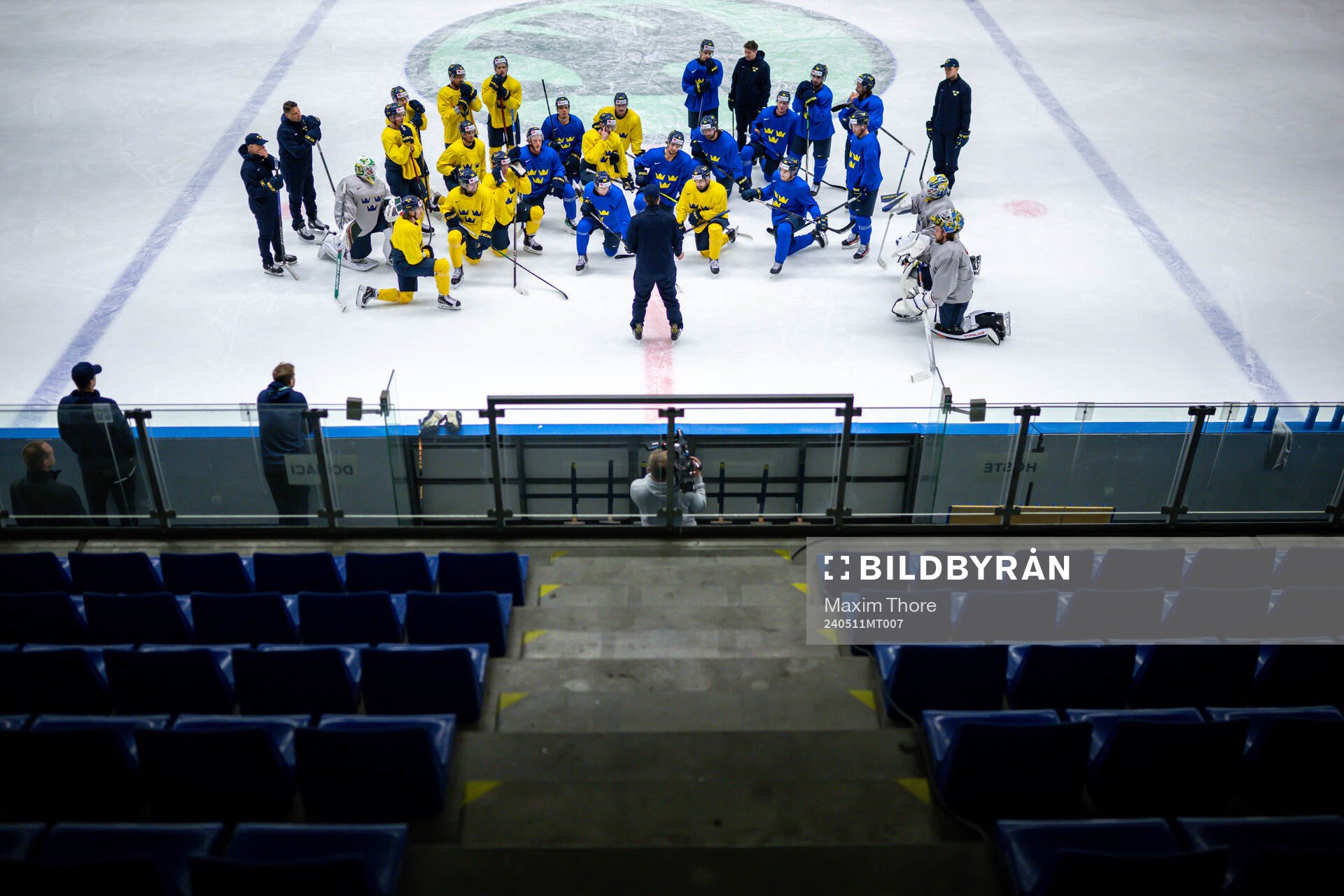 Players gather around head coach Sam Hallam of Sweden at a