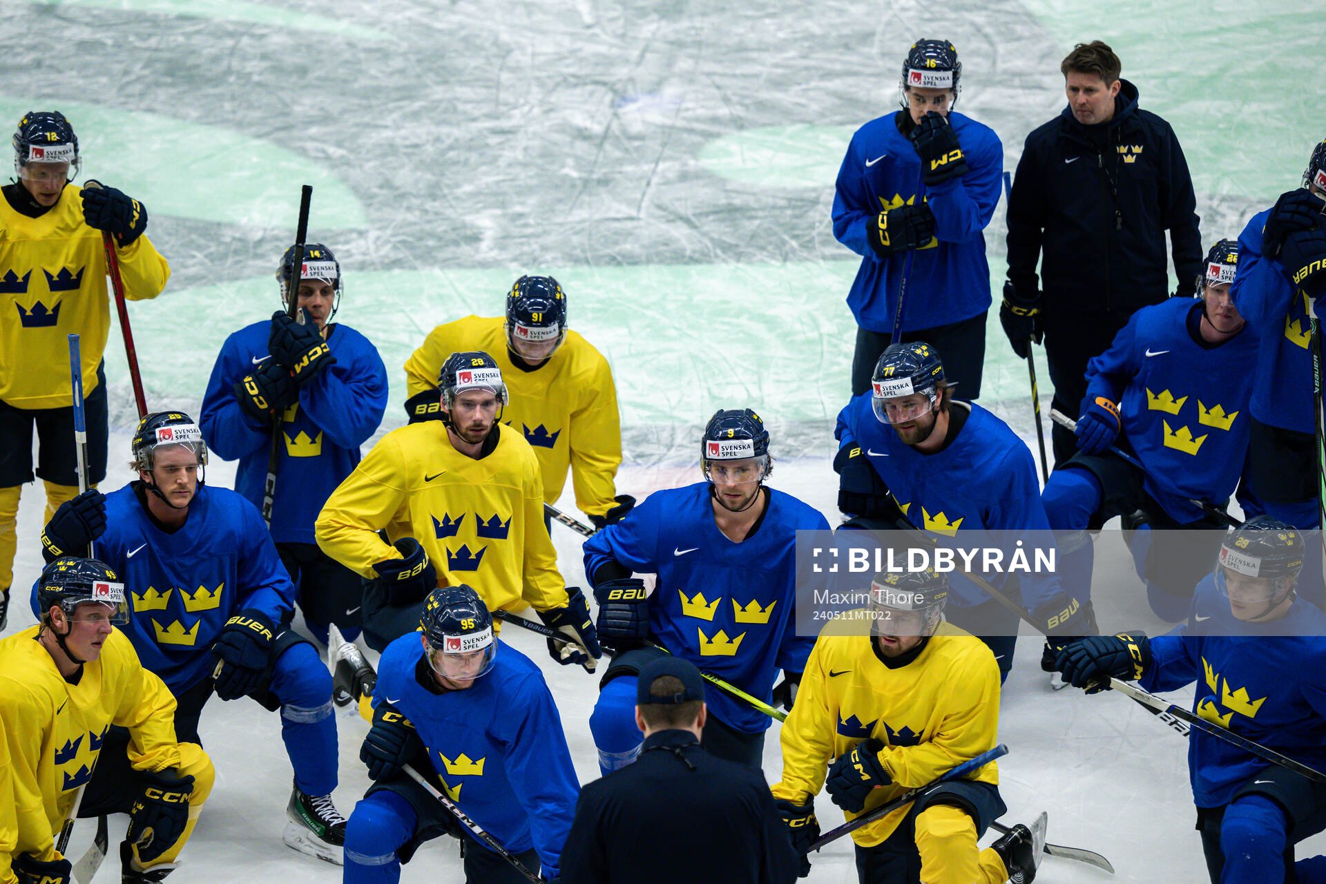 Players gather around head coach Sam Hallam of Sweden at a