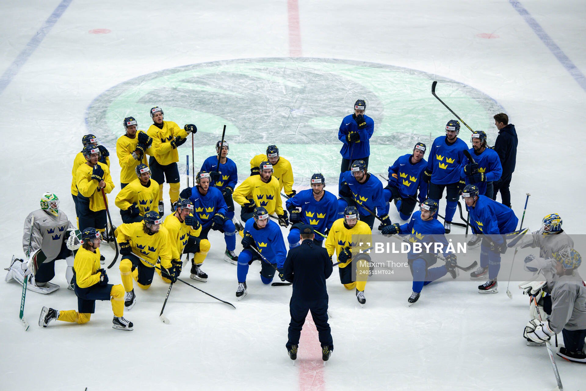 Players gather around head coach Sam Hallam of Sweden at a